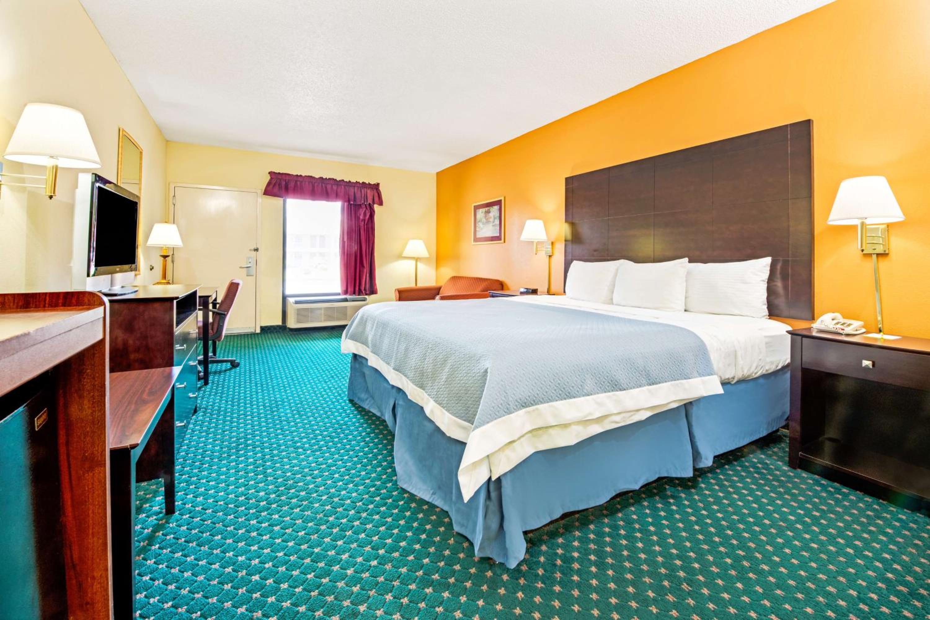 King Room - Non-Smoking - Photo 5