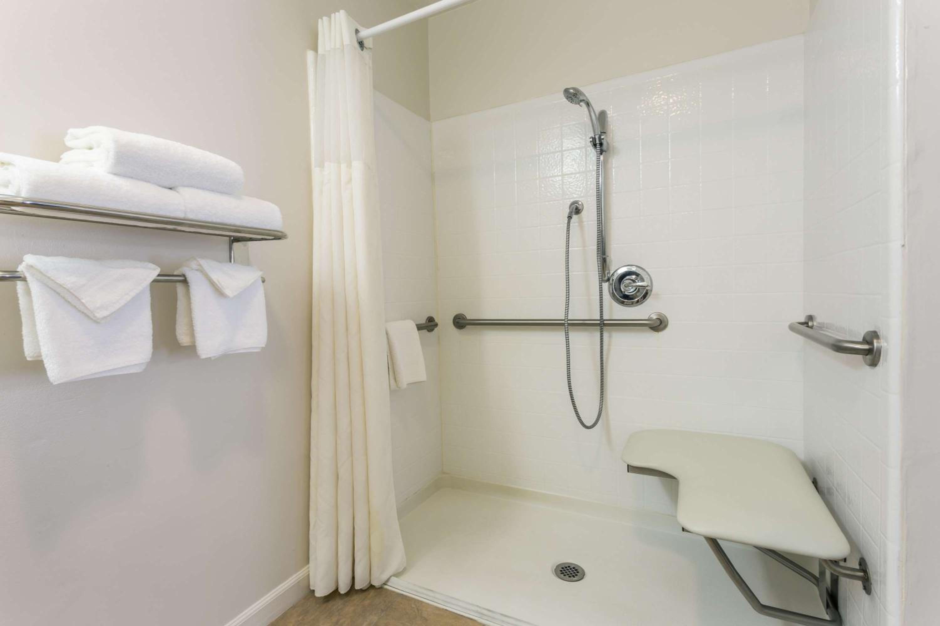 Queen Room With Mobility/Hearing Access - Non-Smoking photo 2