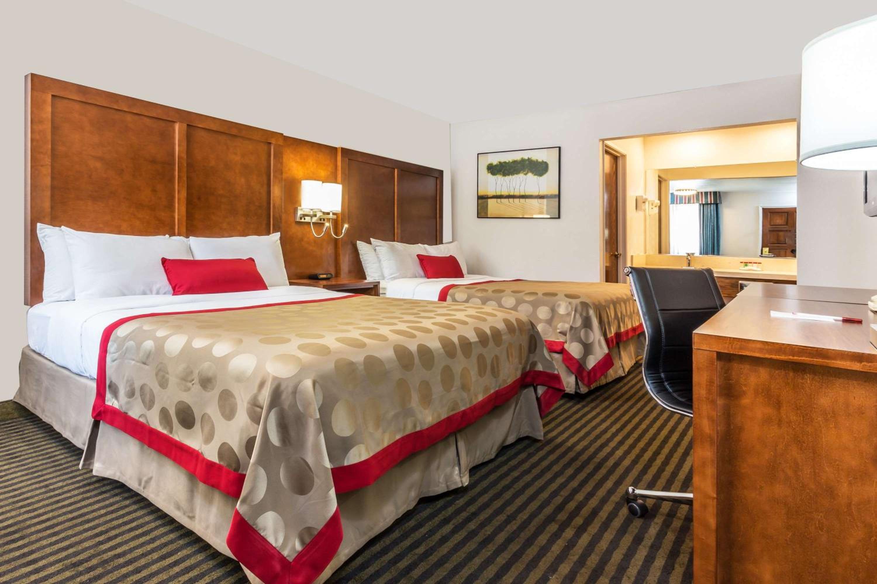 Queen Room with Two Queen Beds - Non-Smoking - Photo 3