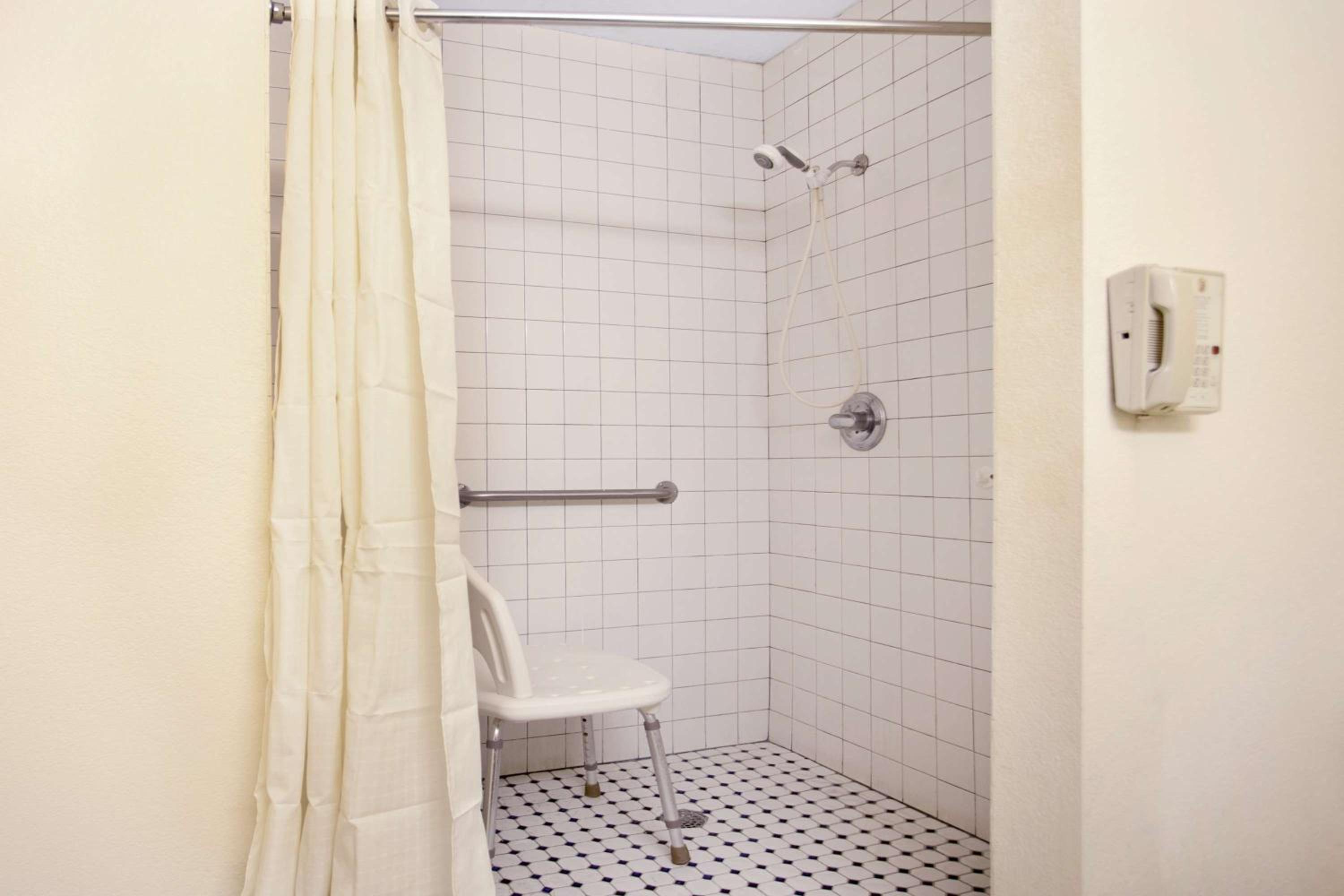 Double Room with Two Double Beds- Disability Access - Non-Smoking photo 3