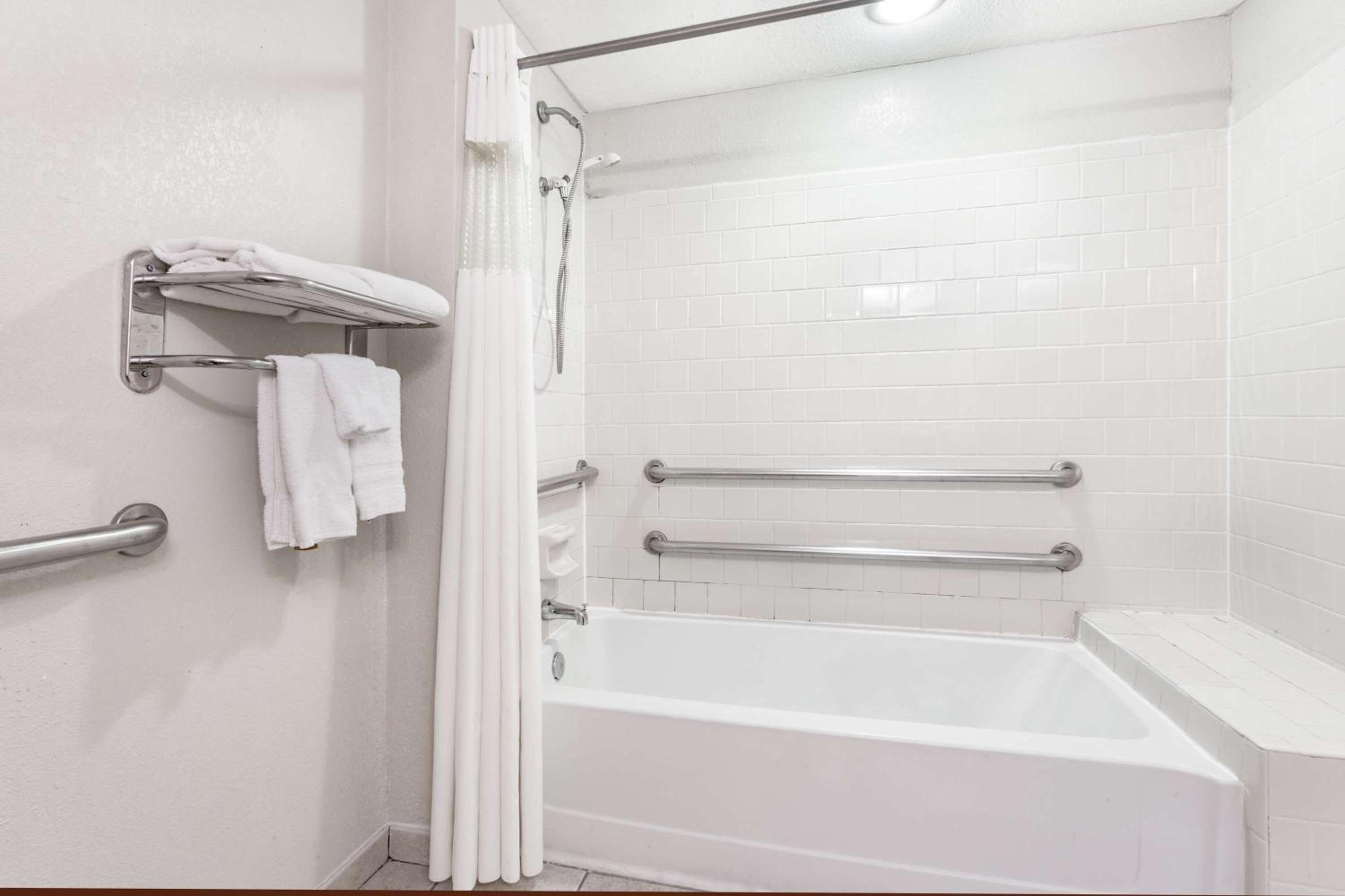 Double Room with Two Double Beds - Smoking photo 3