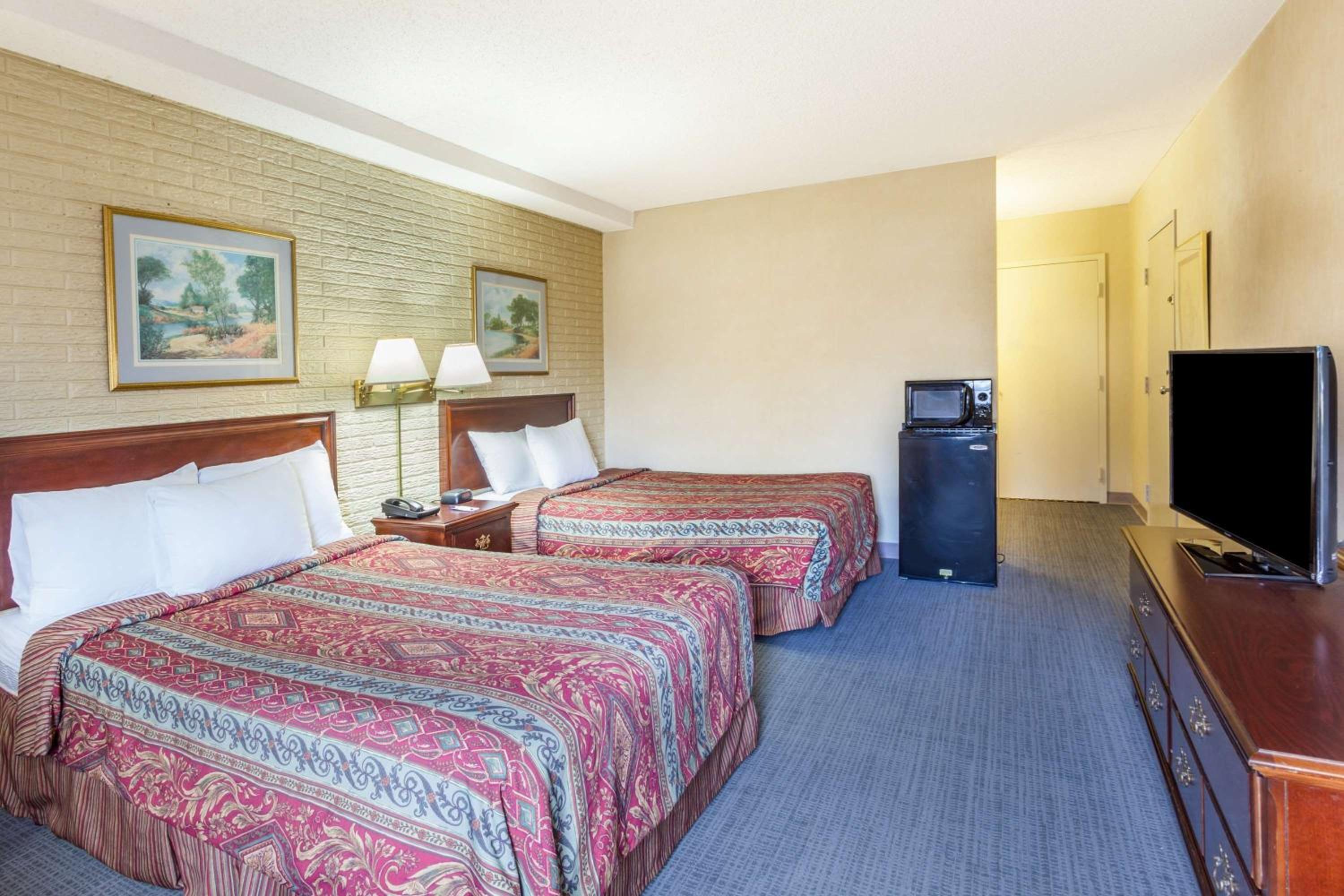 Double Room with Two Double Beds - Smoking photo 1