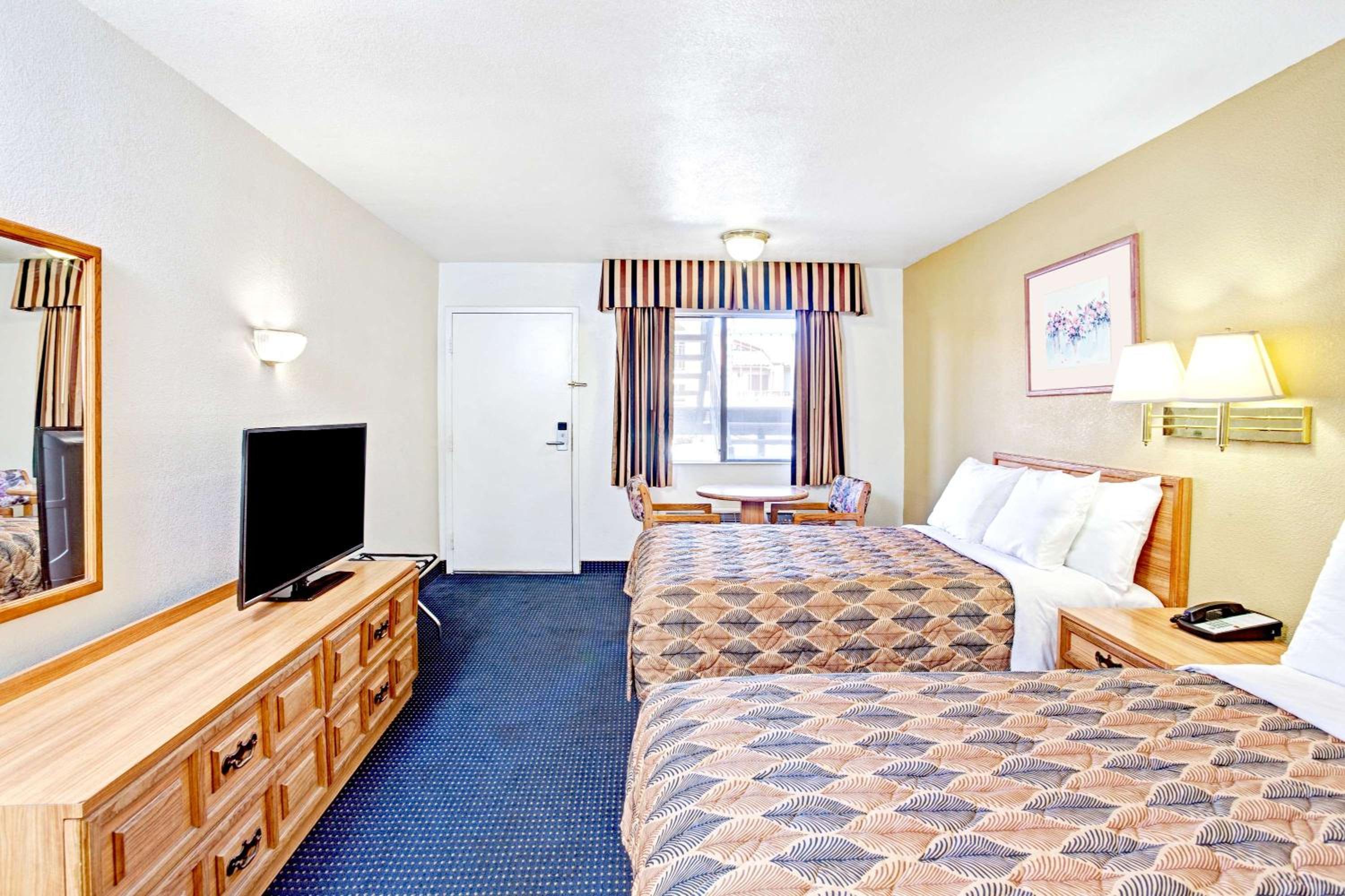 Queen Room with Two Queen Beds - Non-Smoking - Photo 1