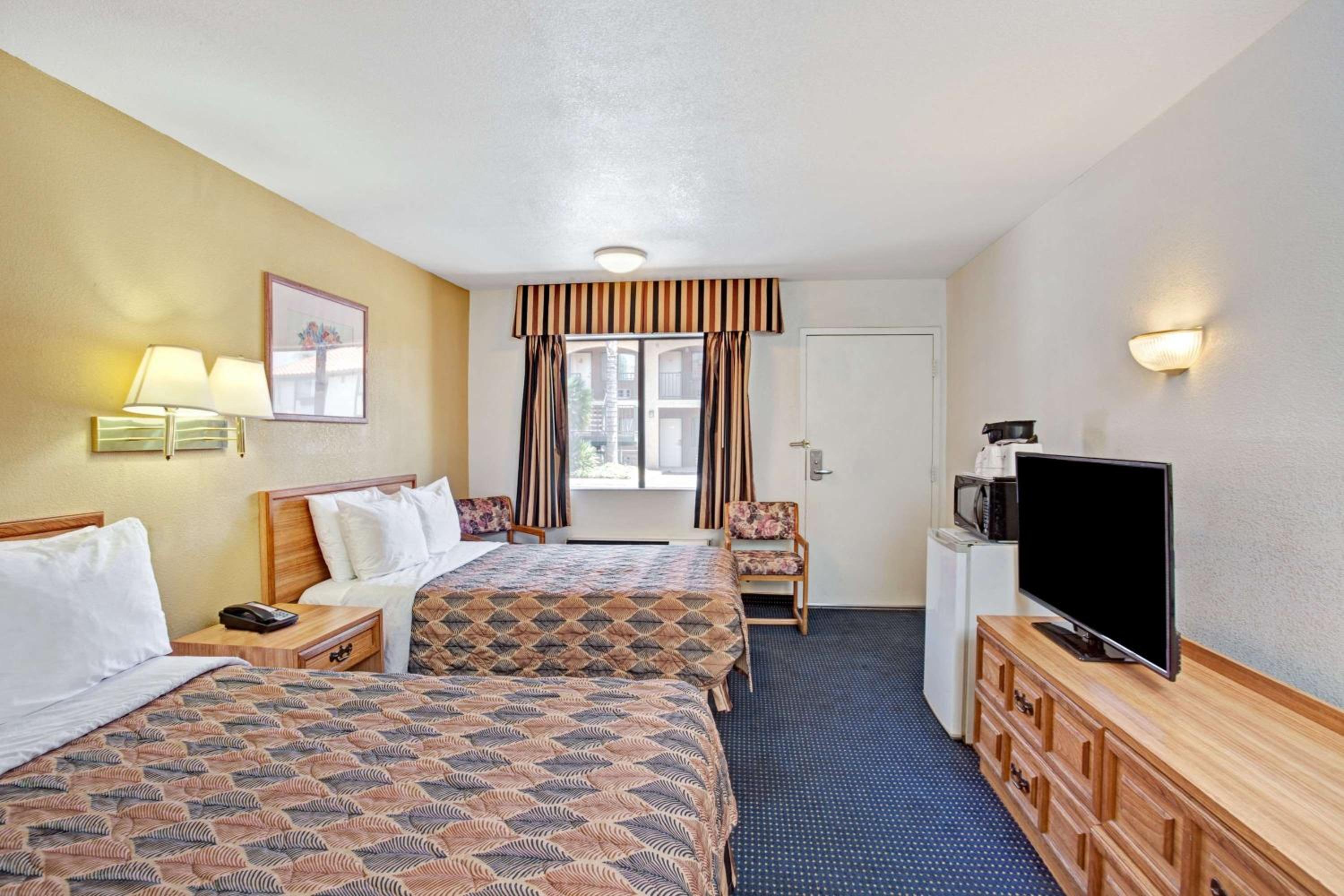 Queen Room with Two Queen Beds - Non-Smoking - Photo 2