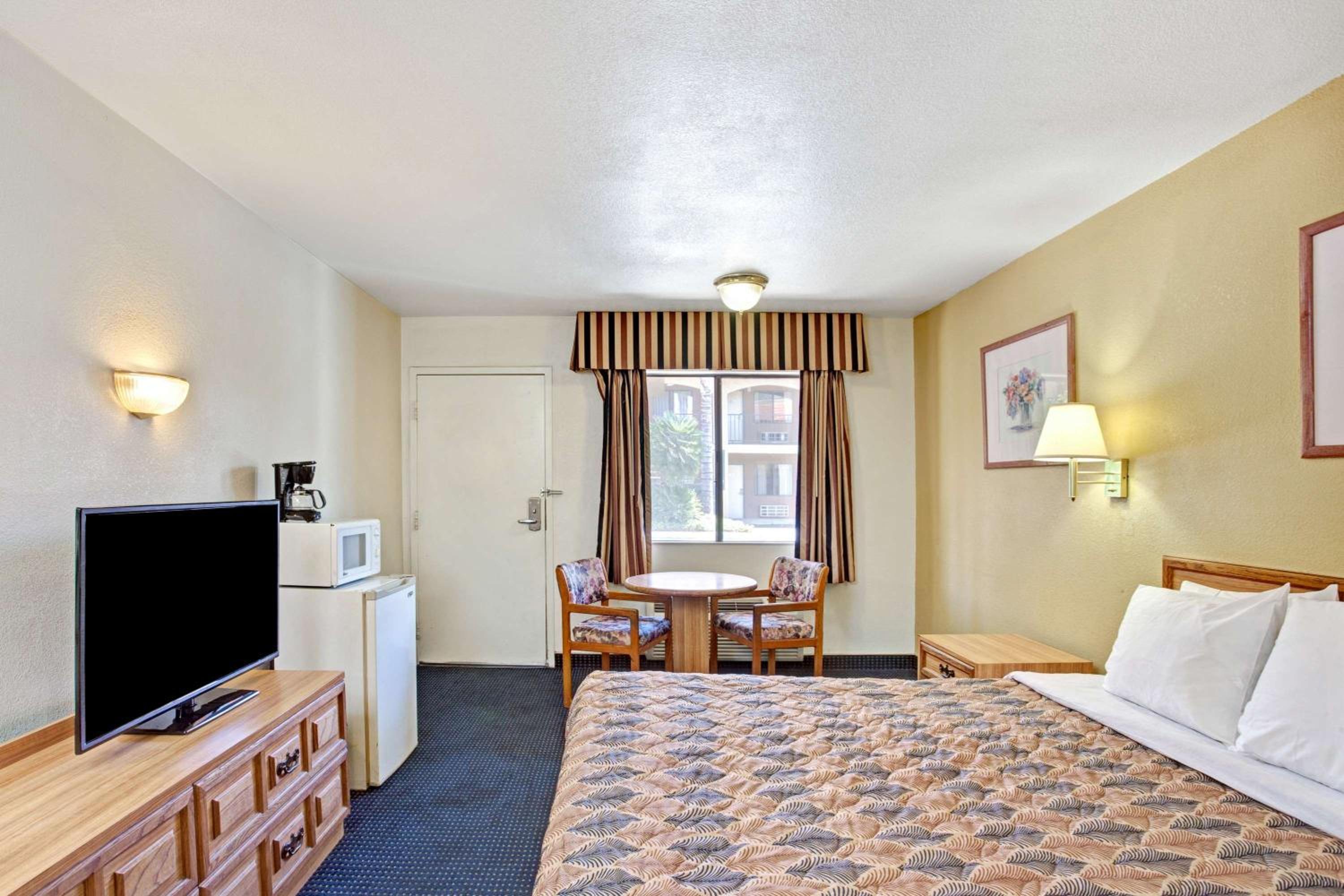 King Studio Suite - Non-Smoking - Photo 7