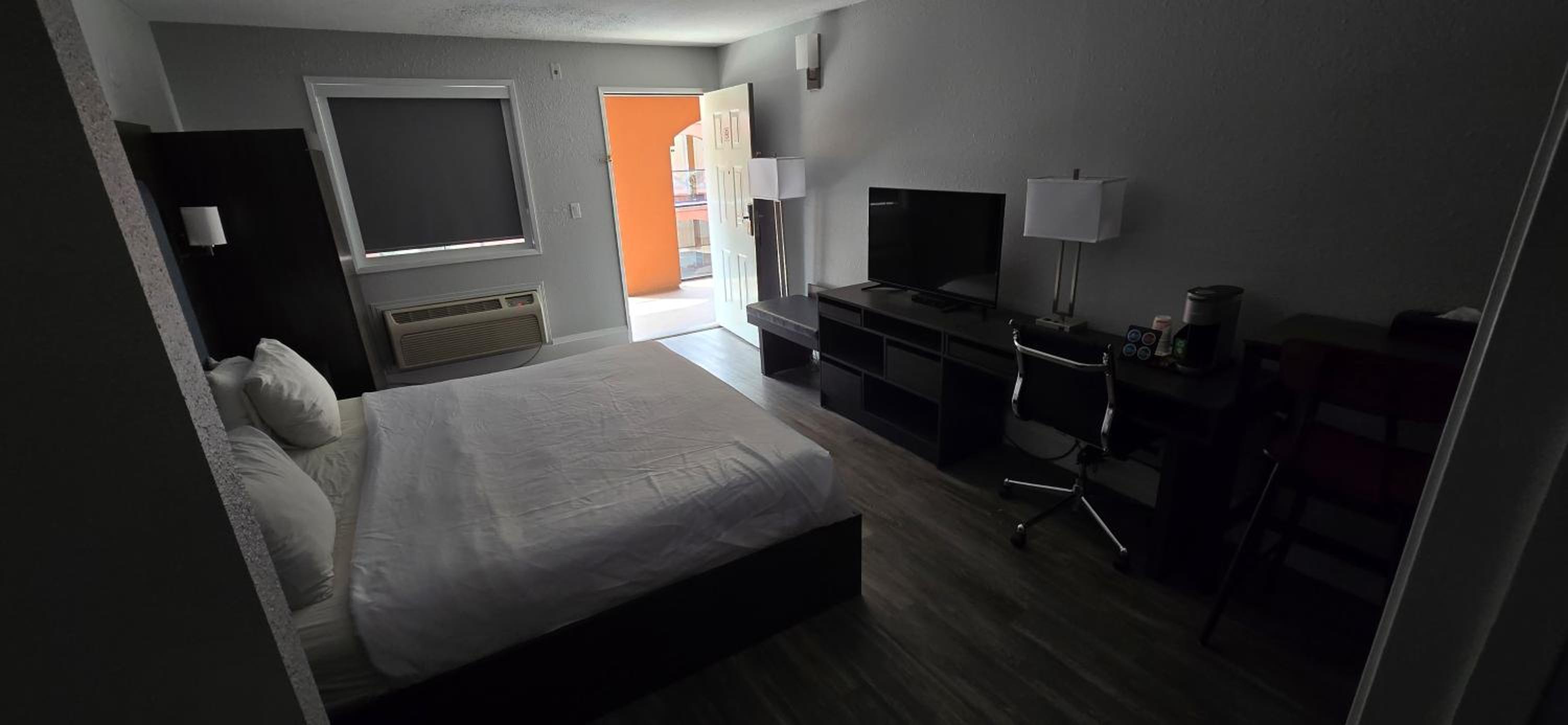 King Room with Pool View - Non-Smoking
