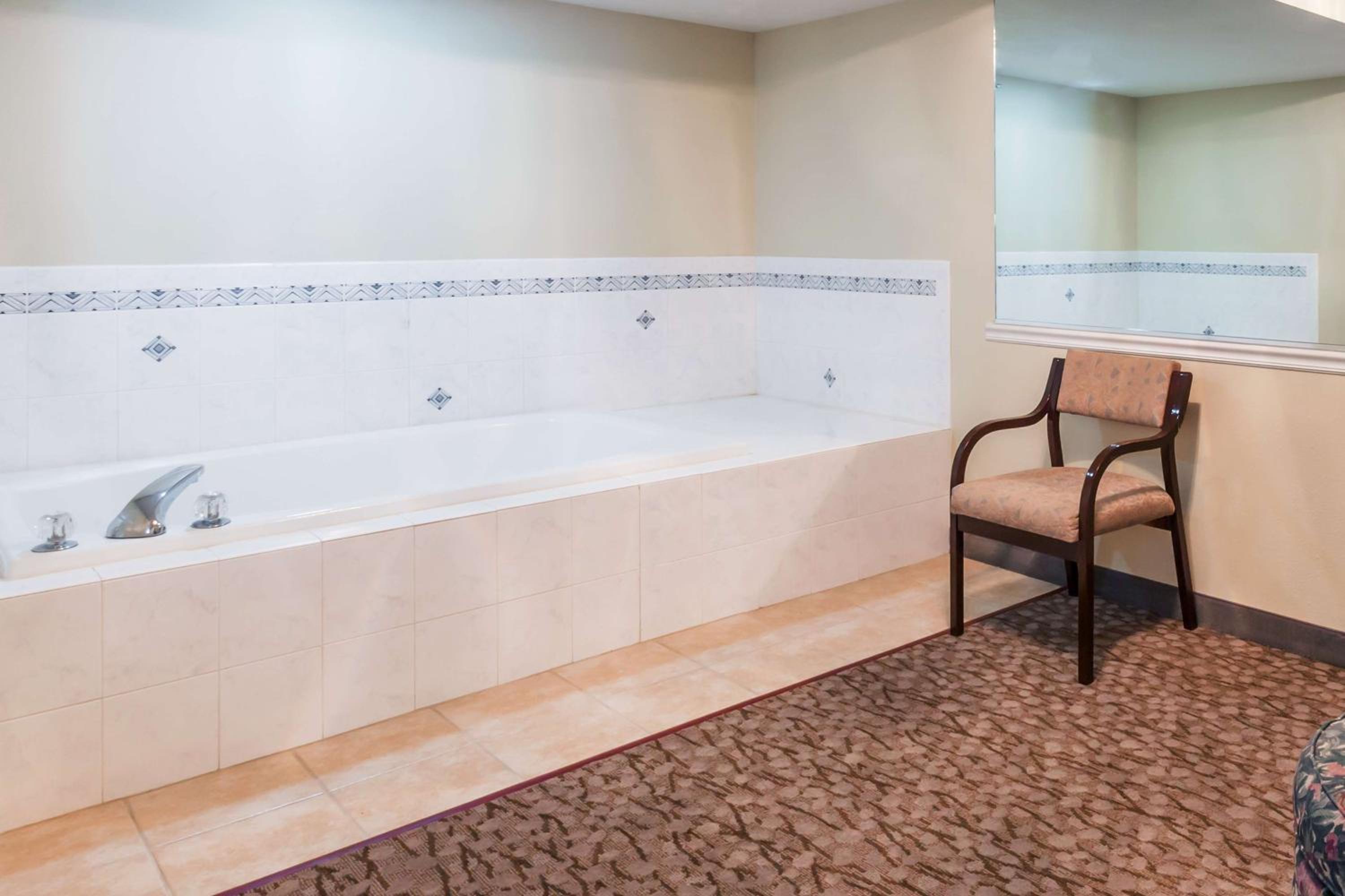 Deluxe King Studio Suite - Non-Smoking - Photo 3
