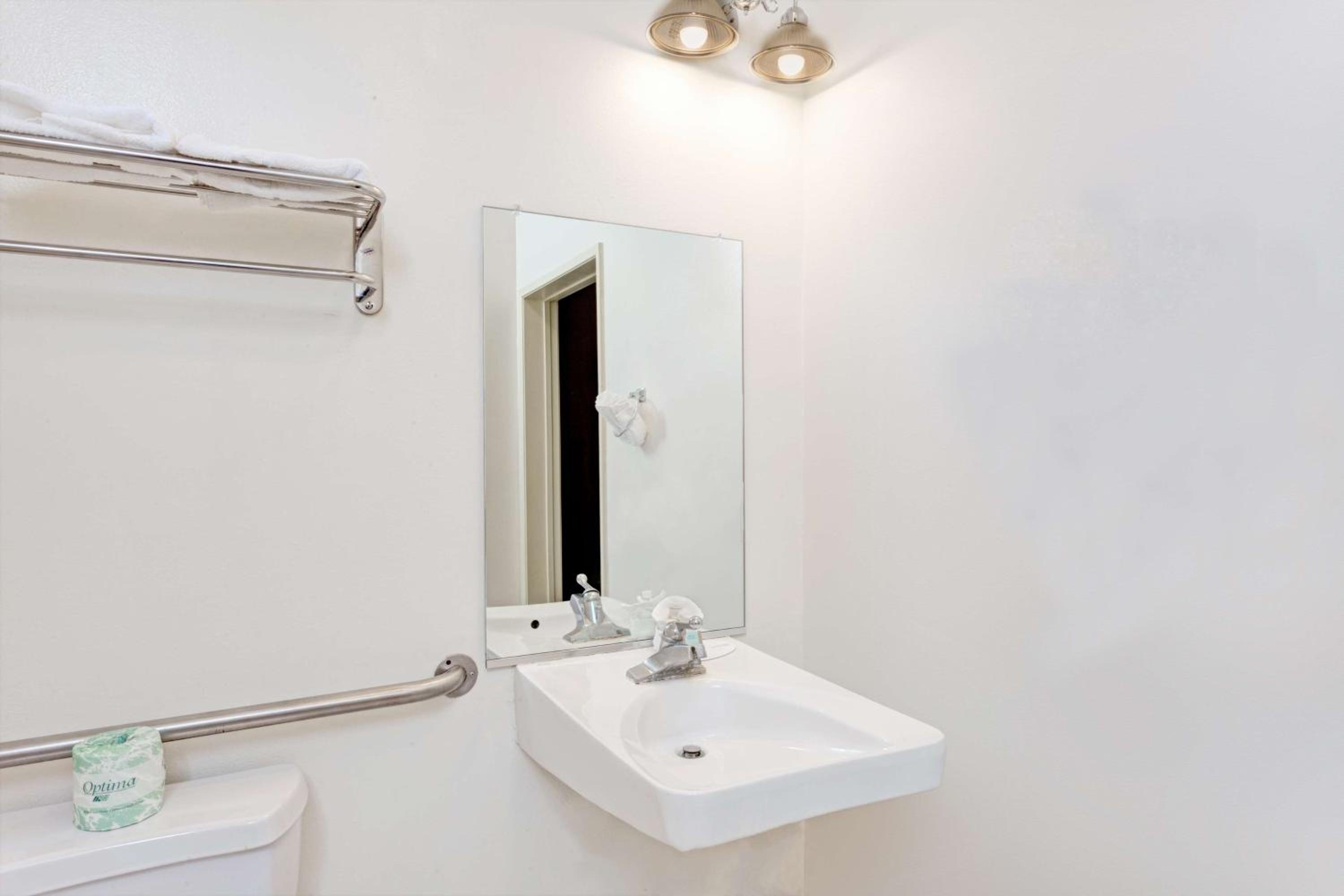 King Room - Disability Access/Non-Smoking photo 2
