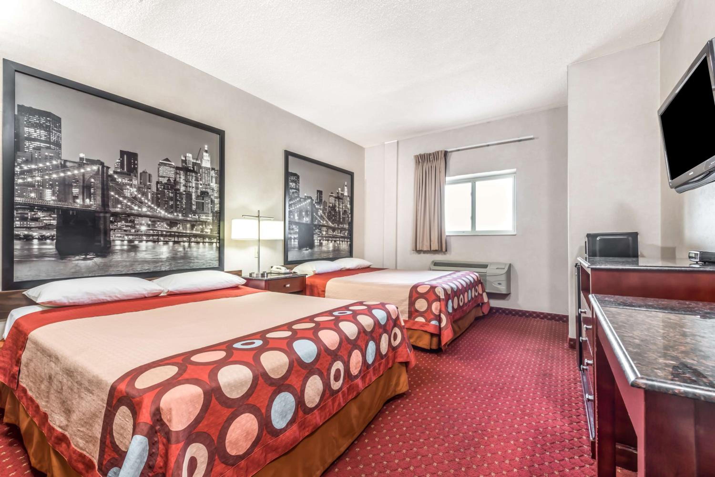 Queen Room with Two Queen Beds - Non-Smoking - Photo 4
