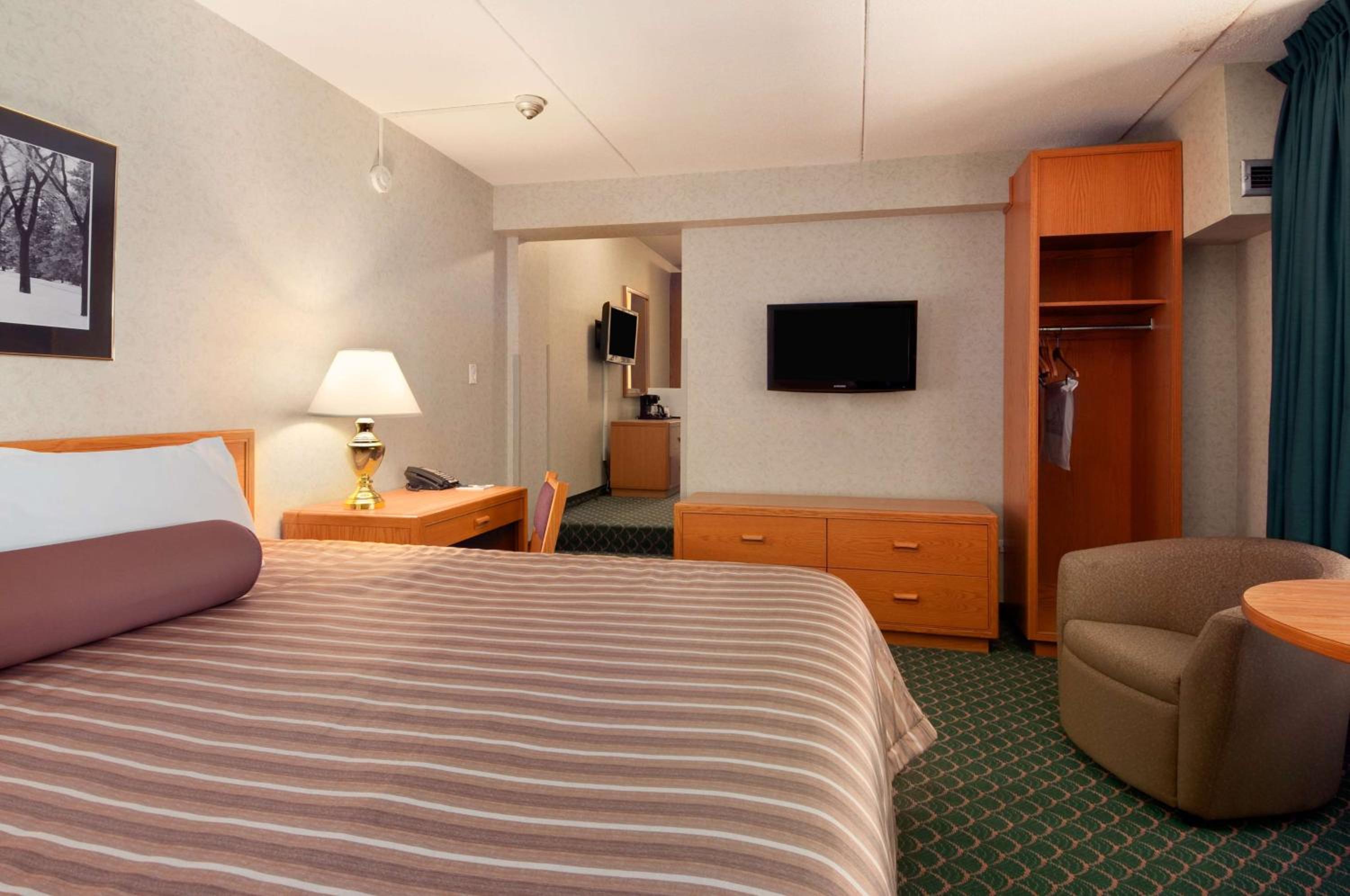 King Studio Suite - Non-Smoking - Photo 4