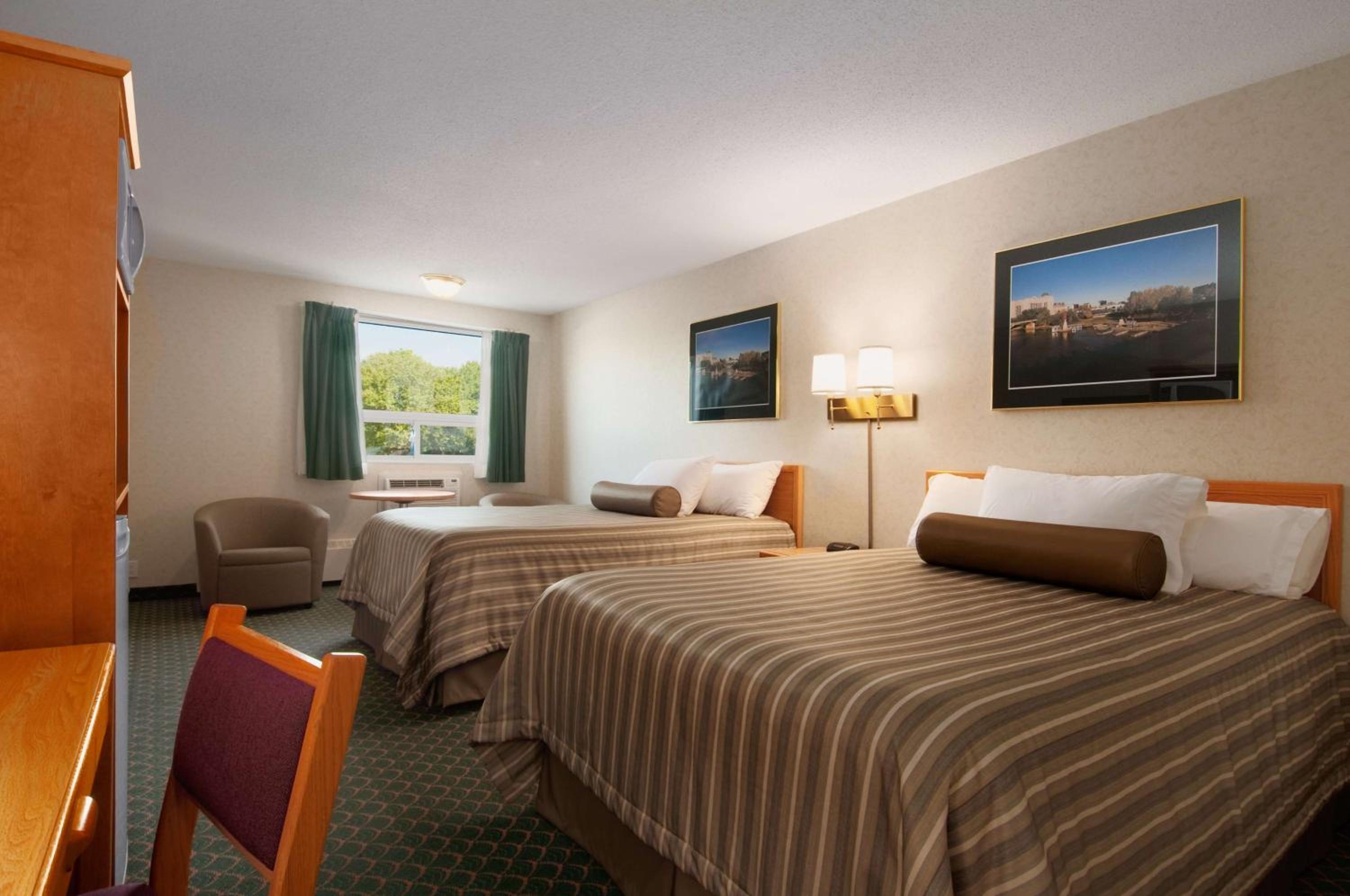 Queen Room with Two Queen Beds - Non-Smoking - Photo 2