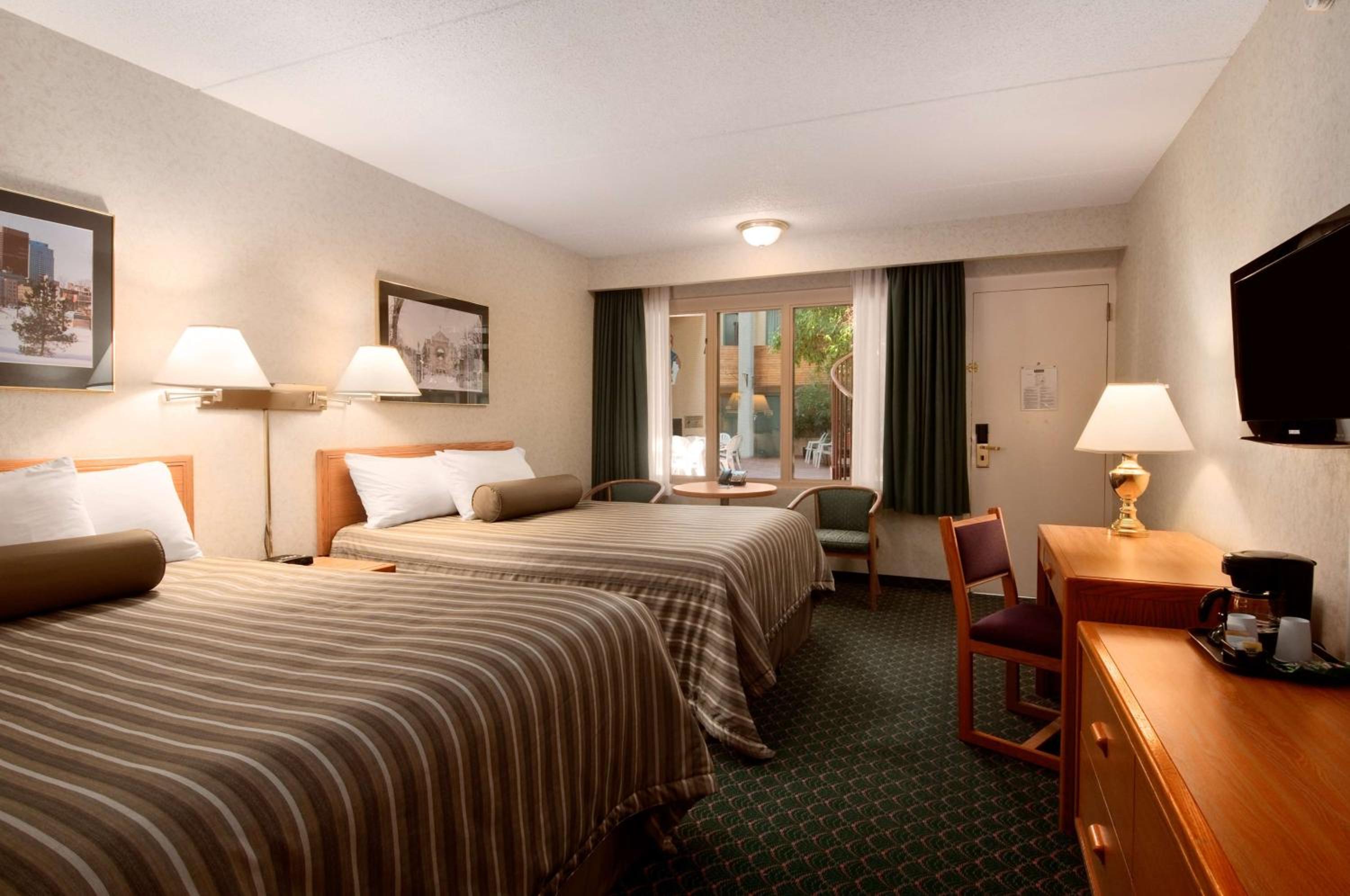 Deluxe Queen Room with Two Queen Beds - Non-Smoking - Photo 6