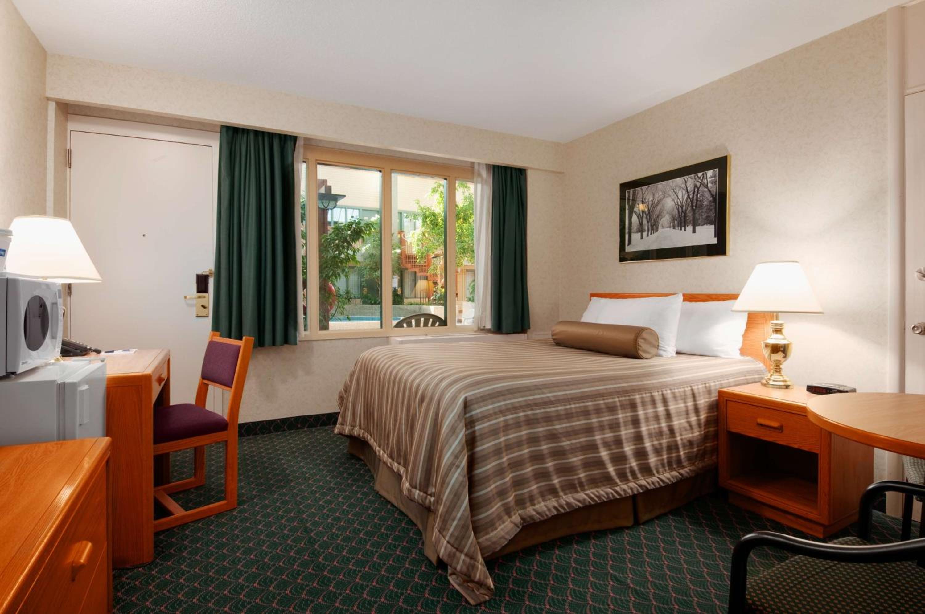 Deluxe Queen Room - Non-Smoking - Photo 5