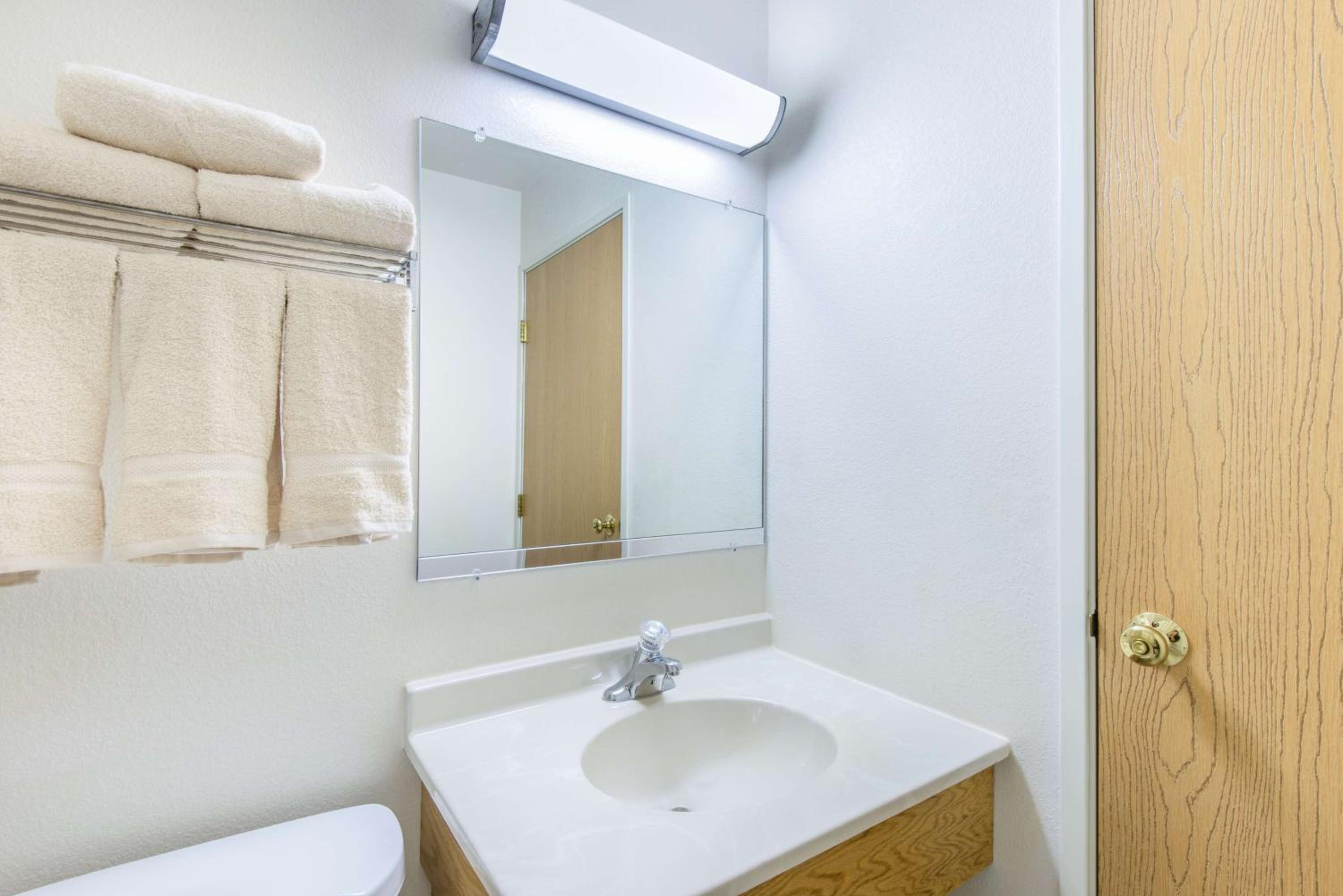 Queen Room - Mobility Access/Non-Smoking - Photo 4
