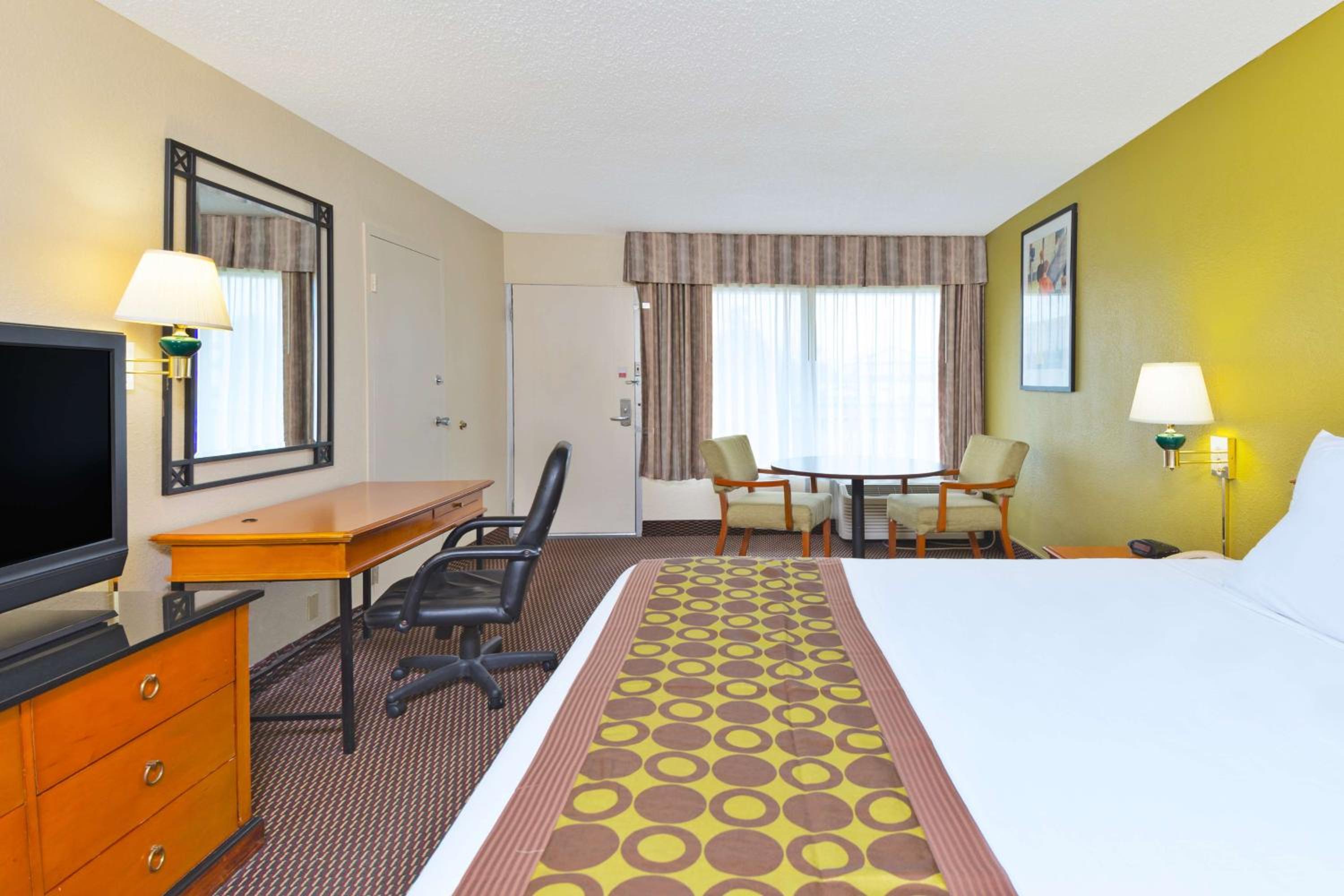 King Studio Suite With Pool View - Non-Smoking photo 2