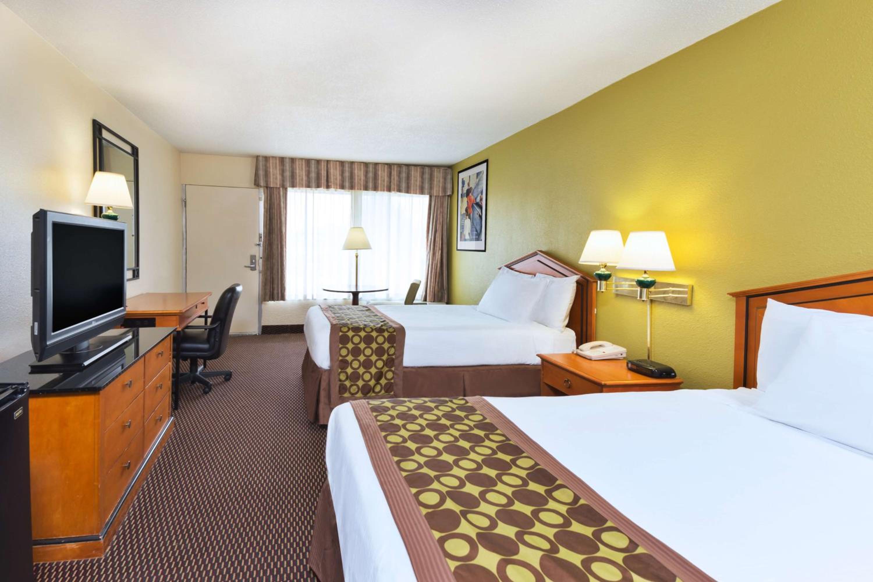 Double Room With Two Double Beds - Non-Smoking photo 1