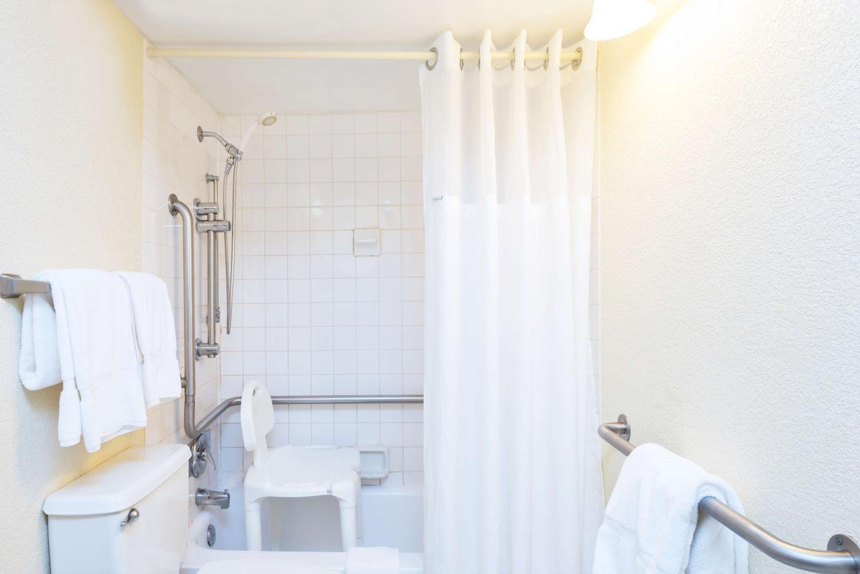 King Room With Pool View - Mobility Access/Non-Smoking