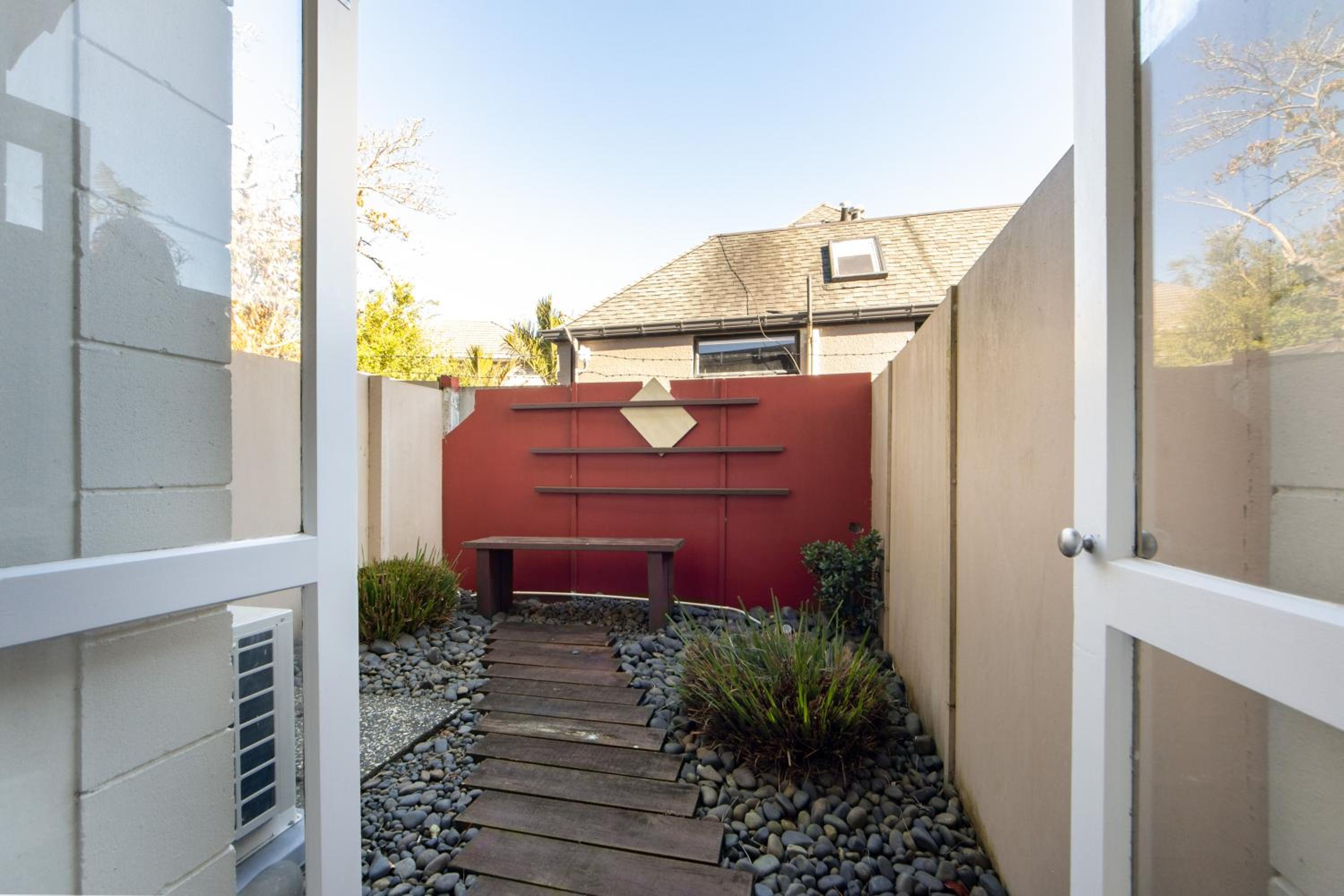 Studio with Private Courtyard - Photo 5