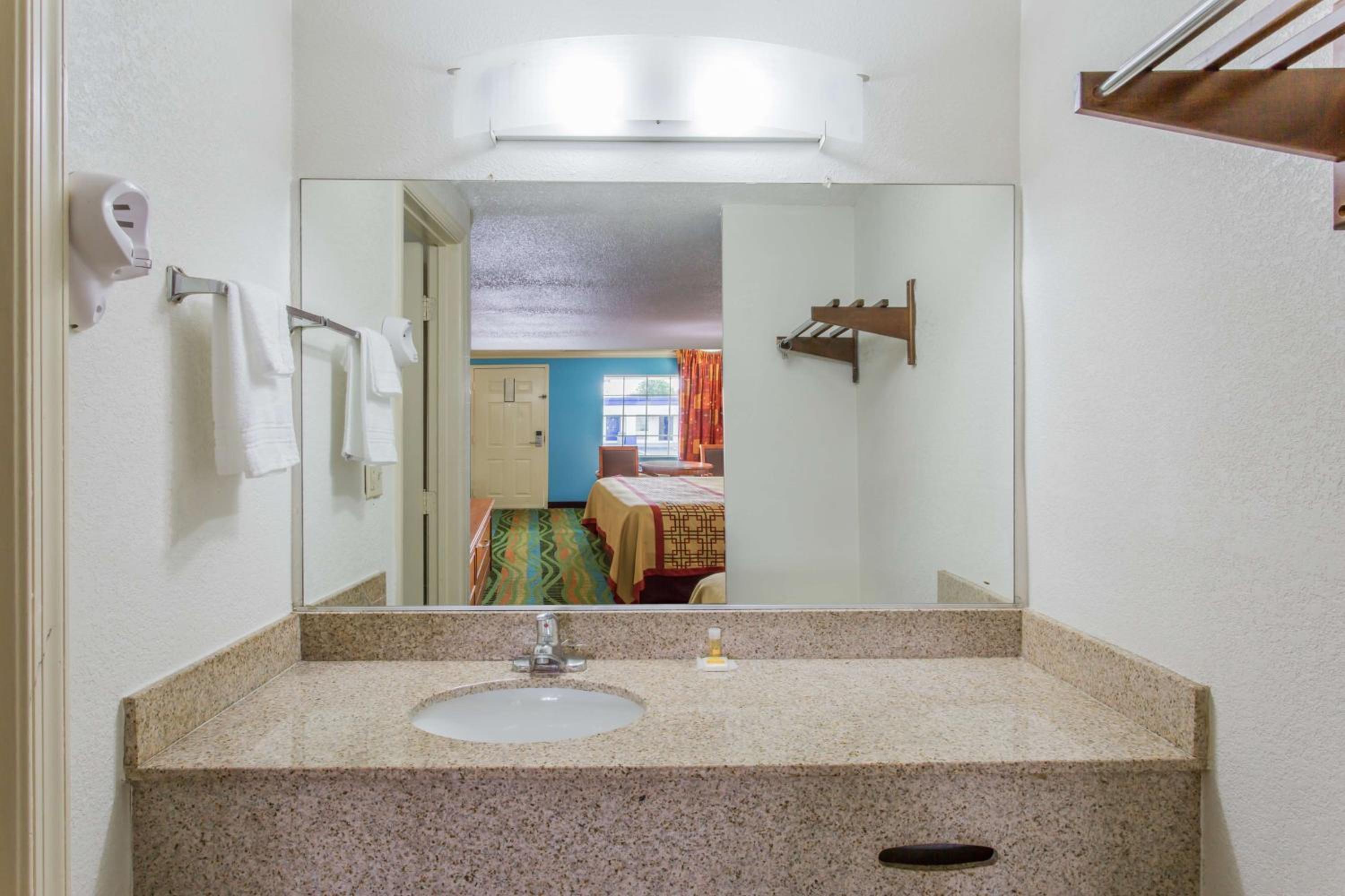 Room with Two Double Beds - Smoking - Photo 4