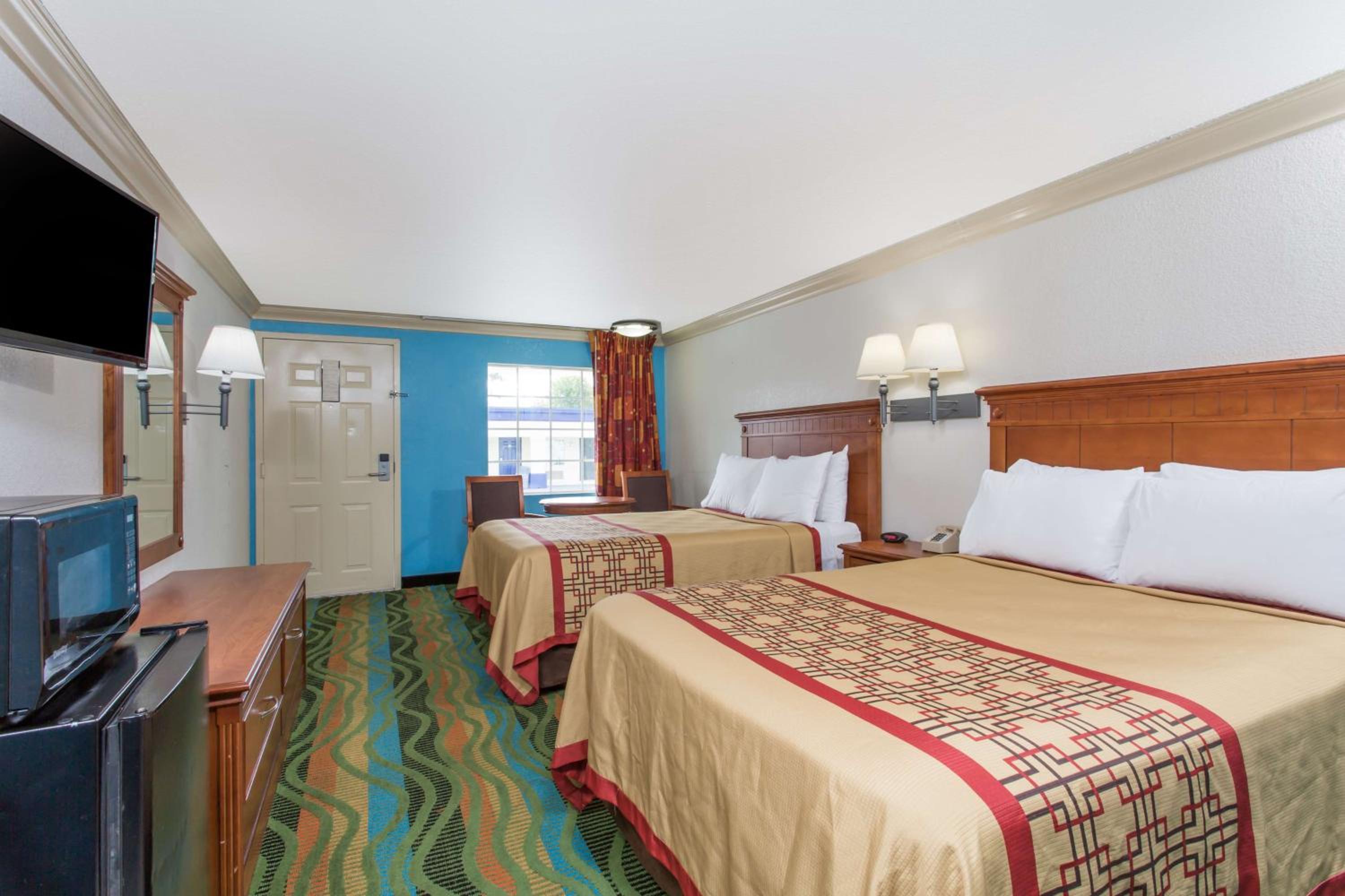 Room with Two Double Beds - Smoking - Photo 2