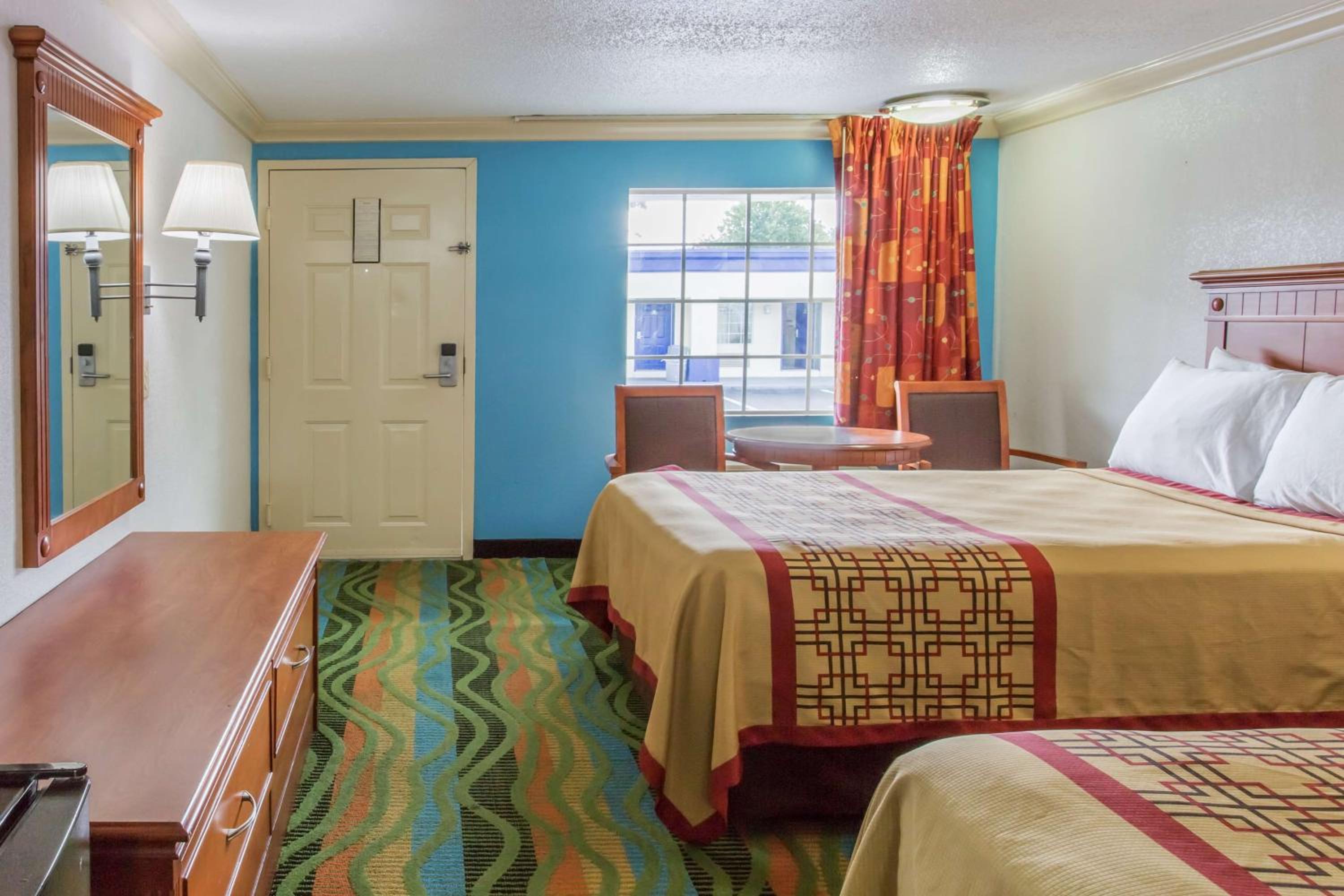 Room with Two Double Beds - Smoking - Photo 3