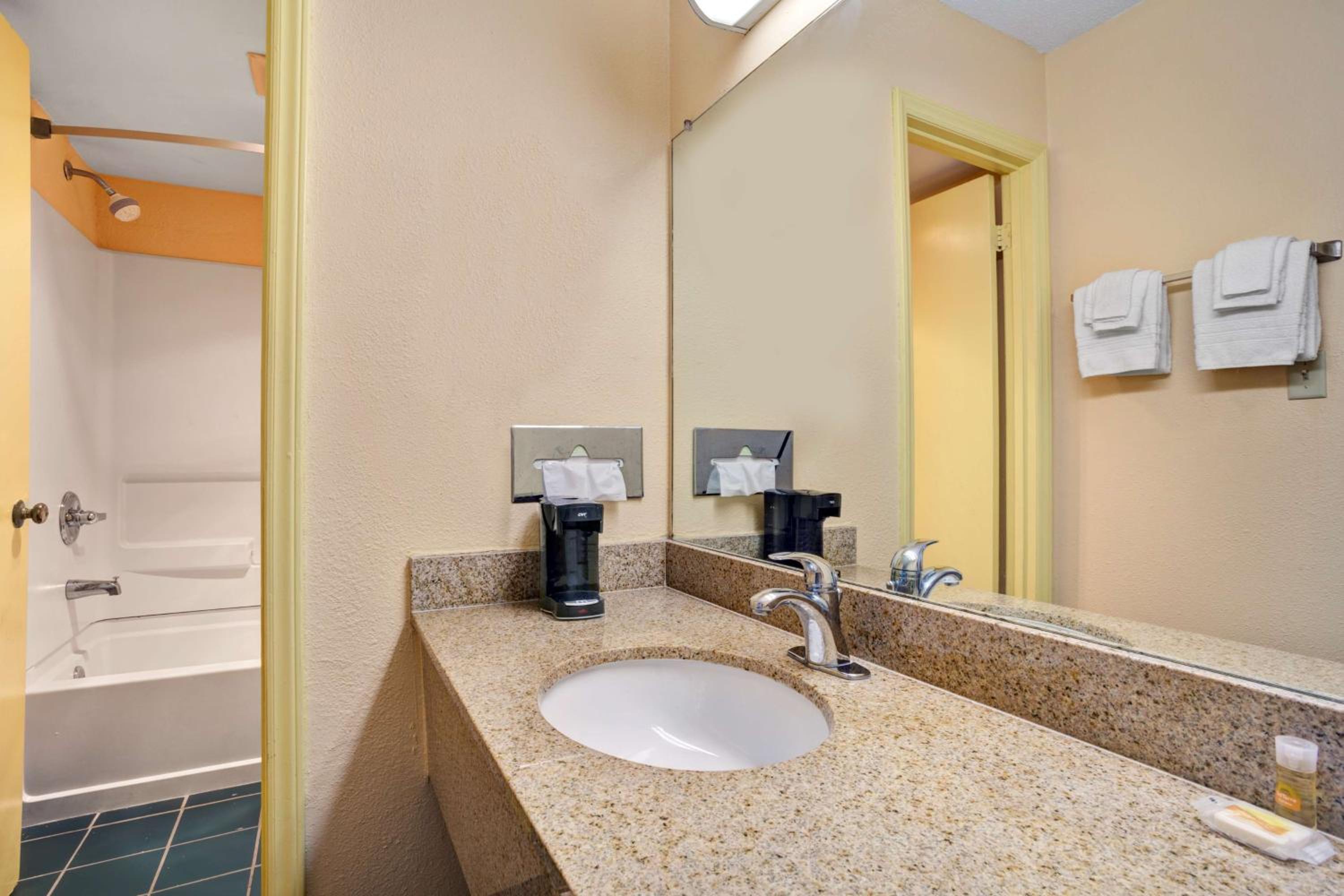 Double Room - Disability Access/Non-Smoking - Photo 8