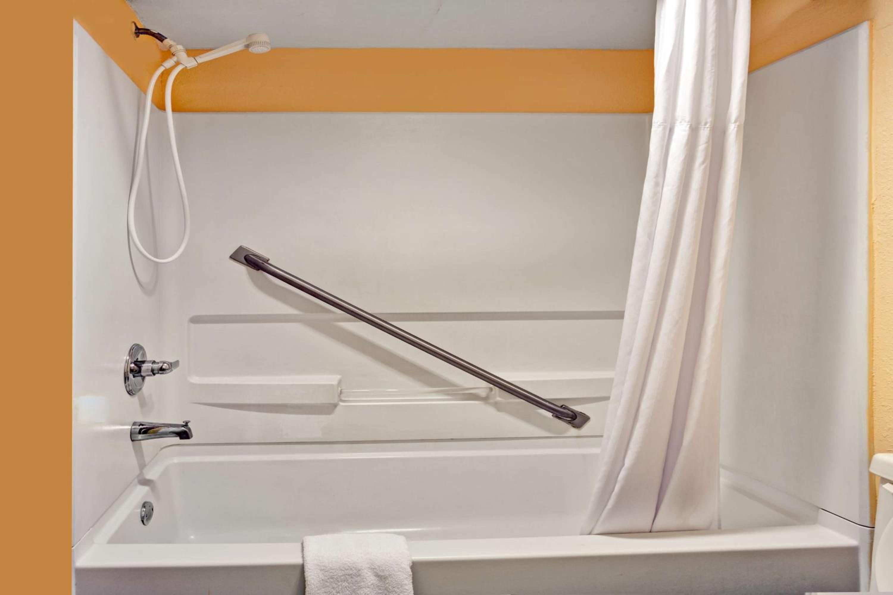 Double Room - Disability Access/Non-Smoking - Photo 7