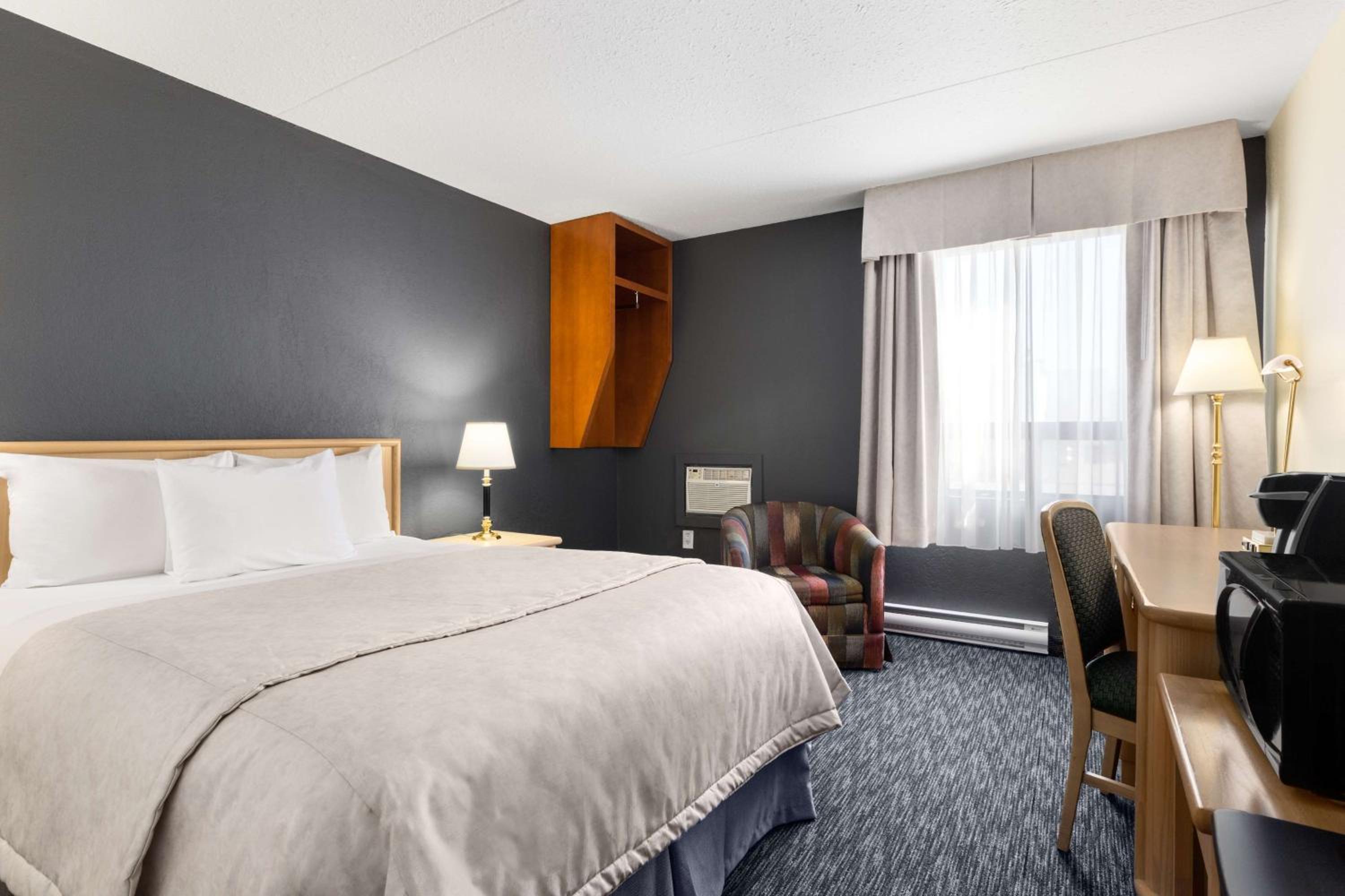 Deluxe Queen Room - Non-Smoking - Photo 6