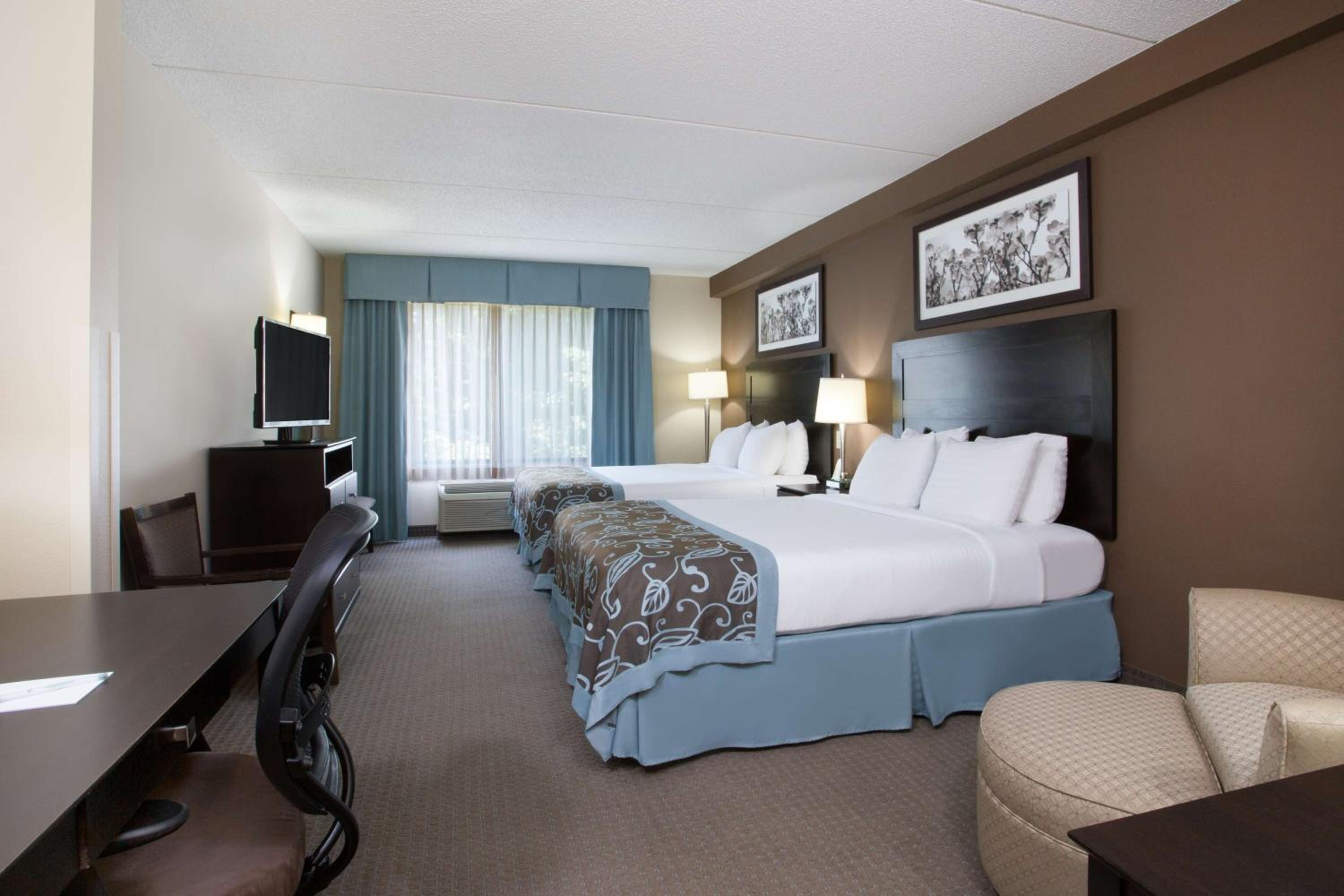 Queen Room with Two Queen Beds- Non-Smoking - Photo 7