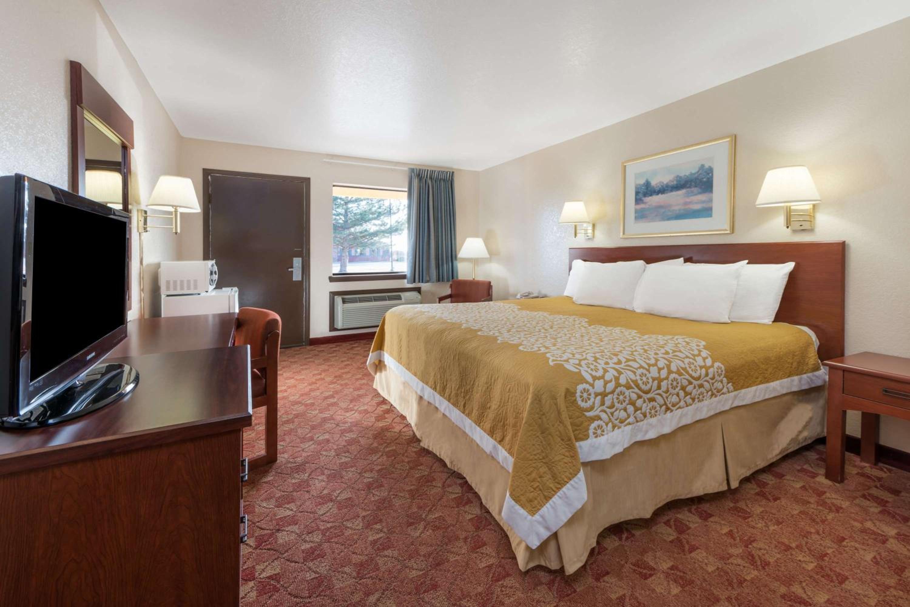 King Room - Non-Smoking - Photo 3