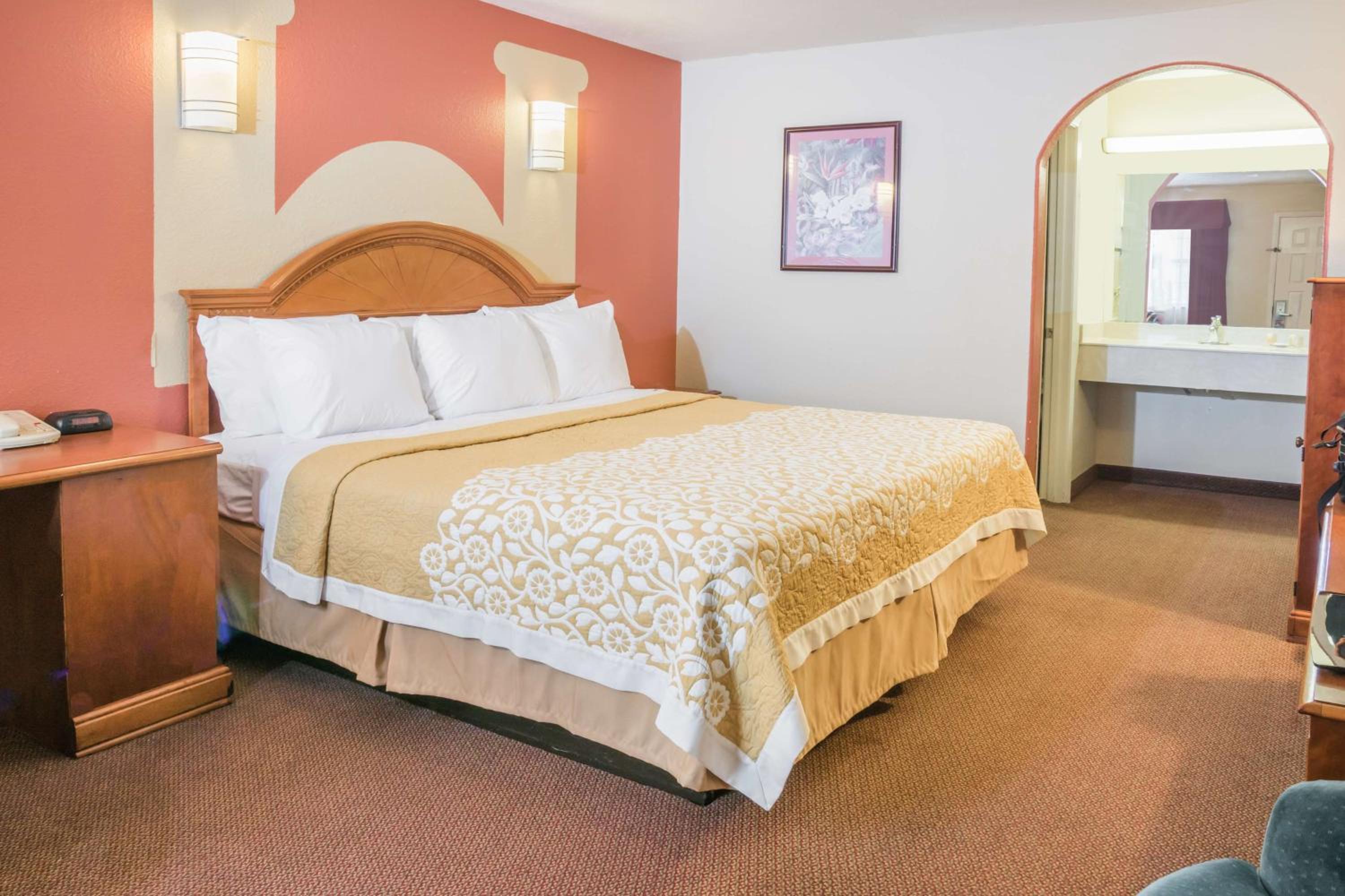 1 King Bed, Studio Suite, Non-Smoking - Photo 2