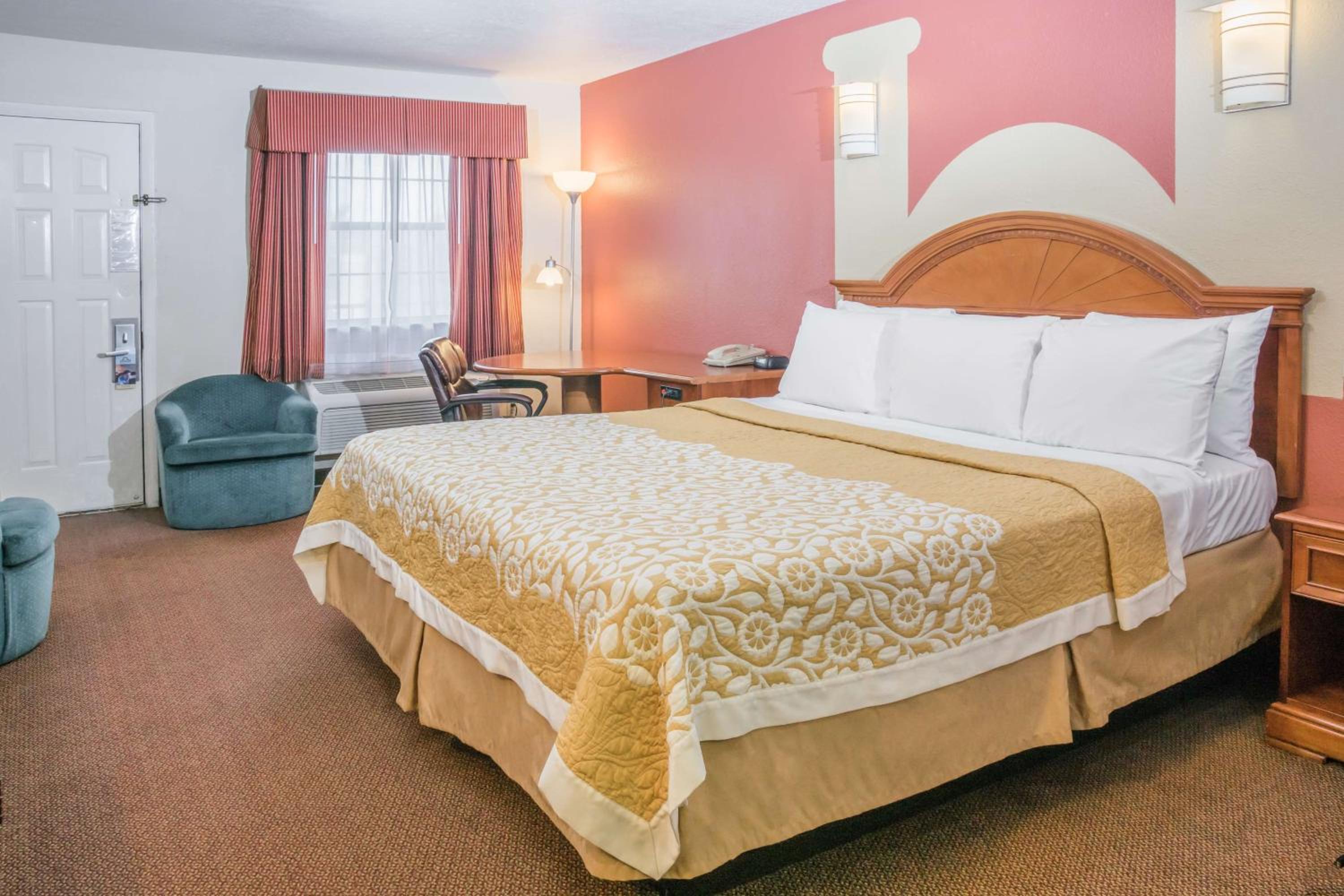 1 King Bed, Studio Suite, Non-Smoking - Photo 6