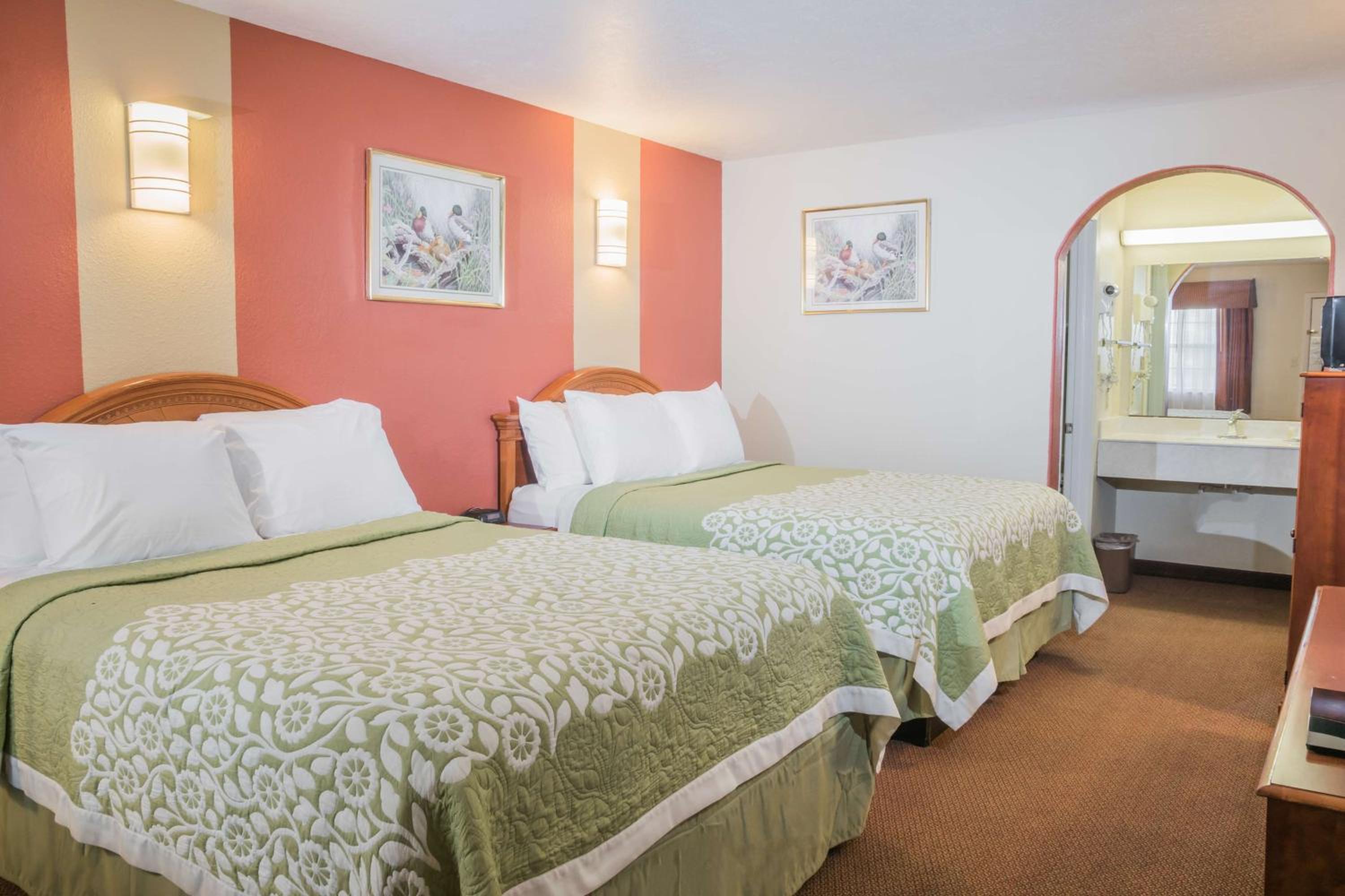 Deluxe Queen Room with Two Queen Beds - Non-Smoking - Photo 1