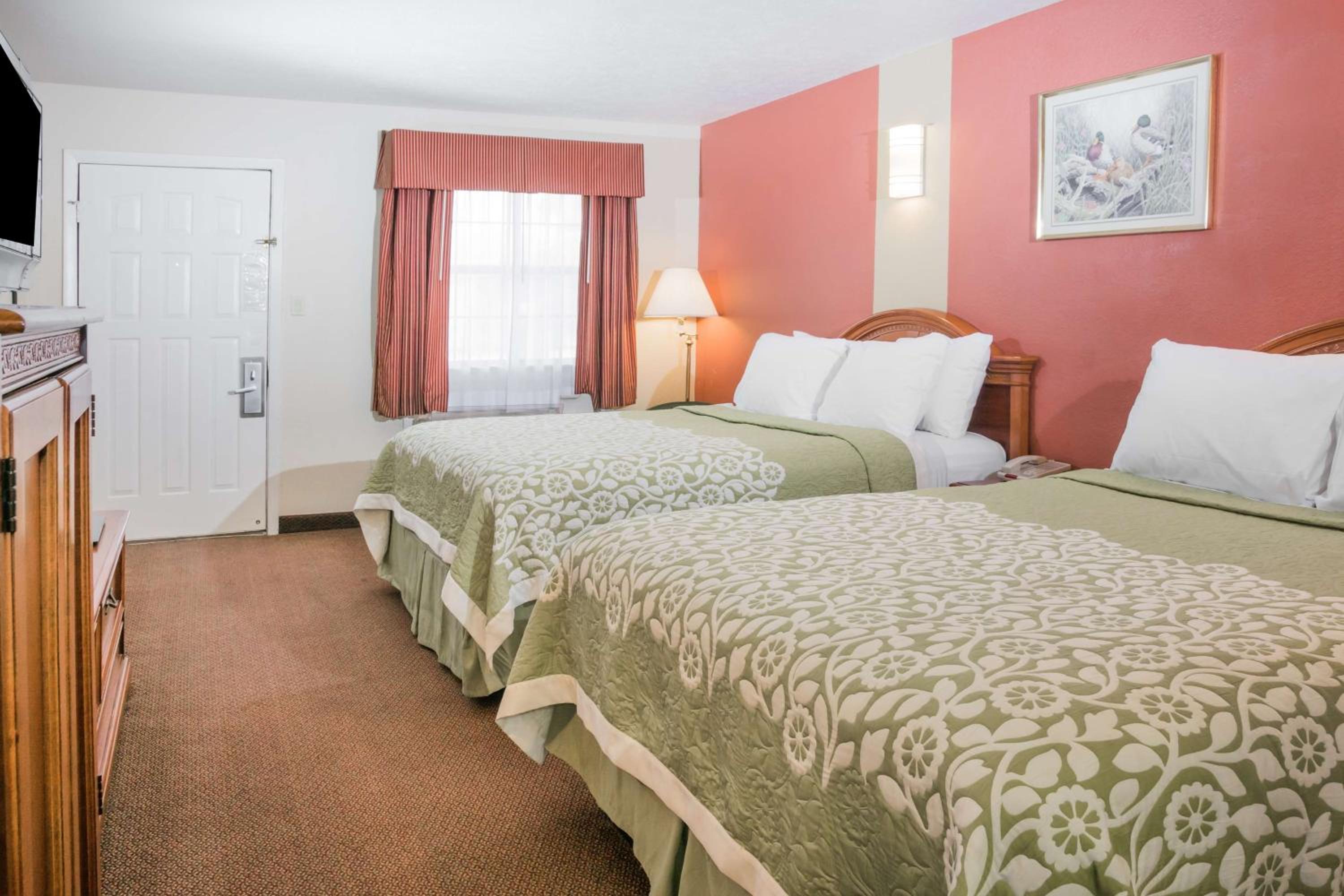 Deluxe Queen Room with Two Queen Beds - Non-Smoking - Photo 3