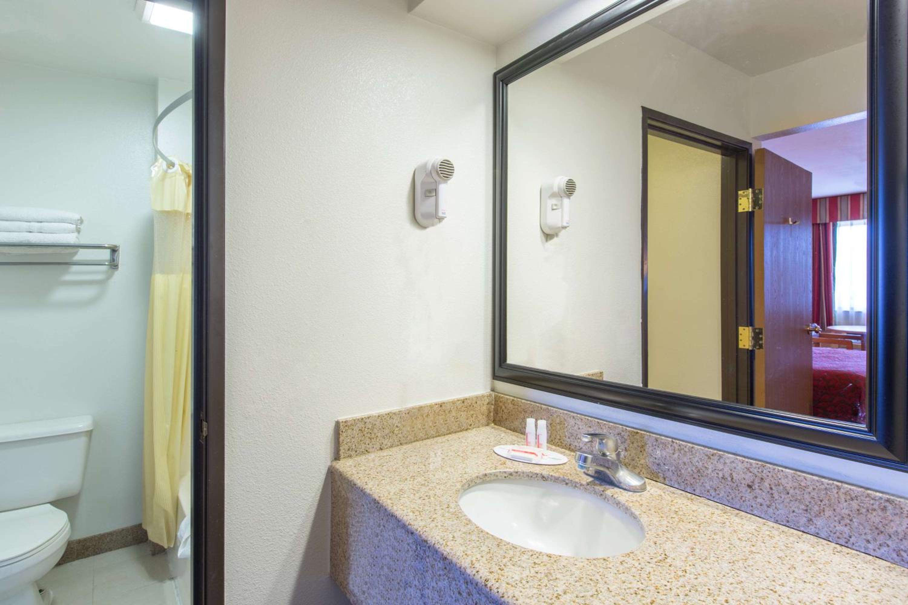 King Room - Non-Smoking - Photo 4