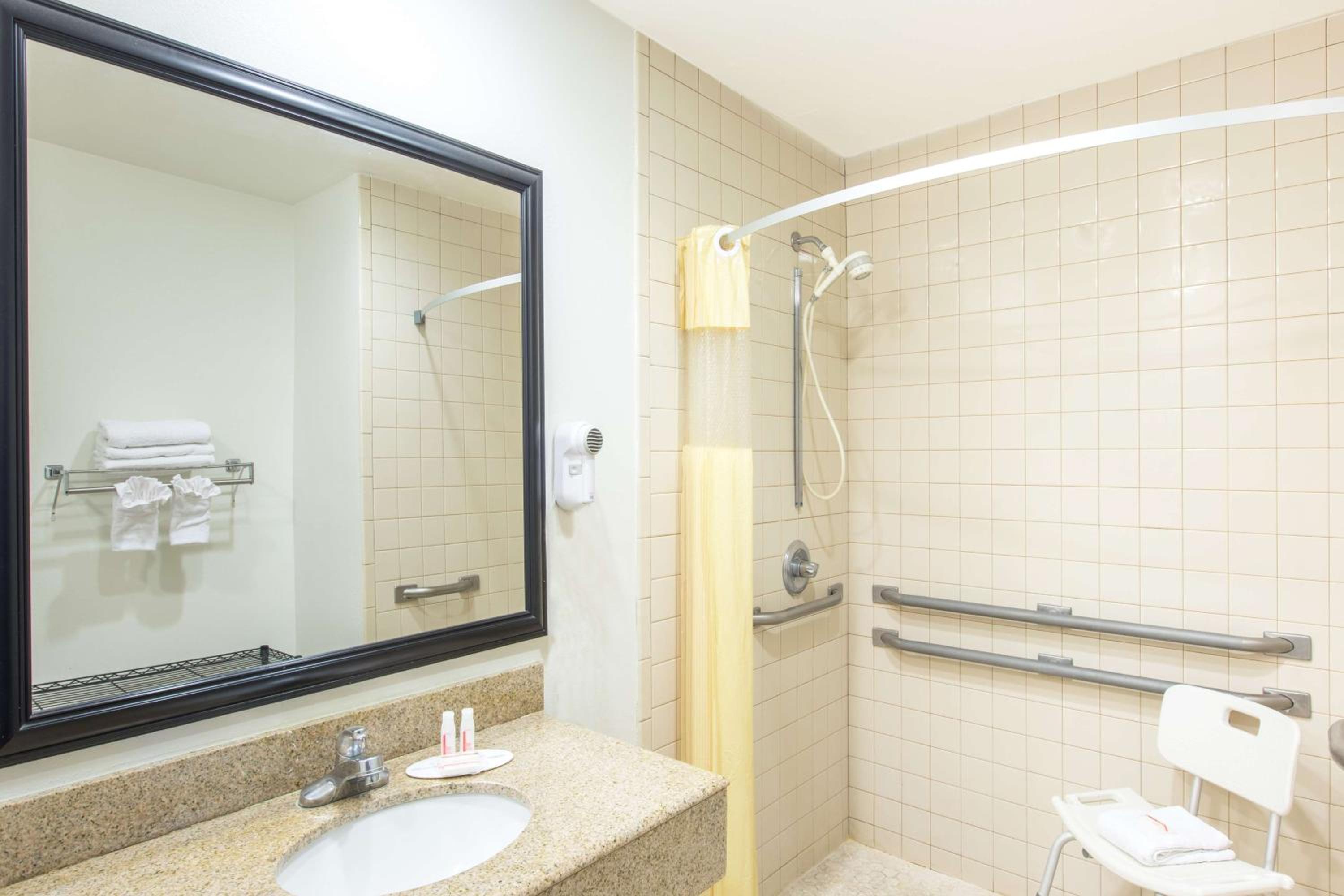 King Room - Mobility Access/Non-Smoking - Photo 5