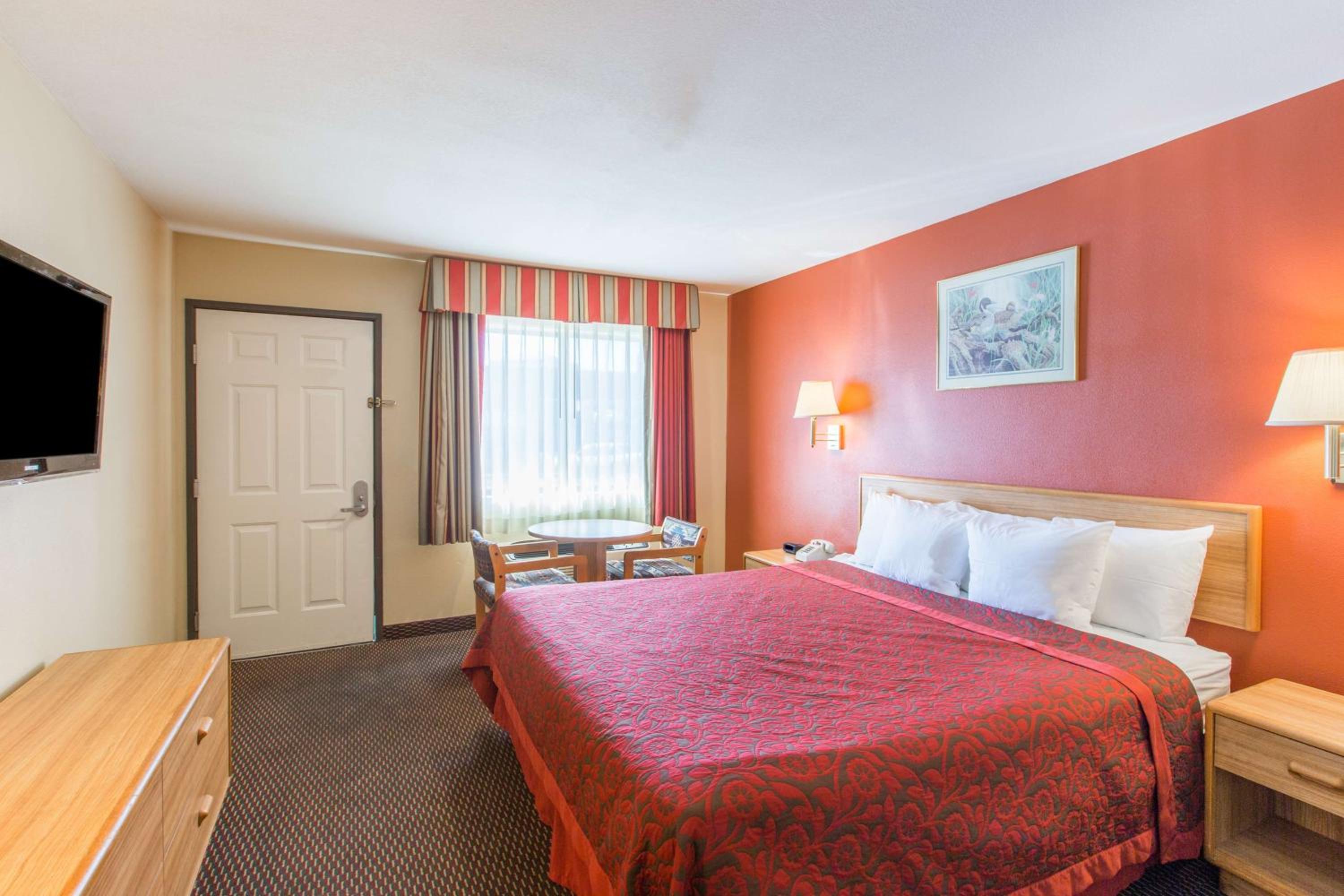 King Room - Non-Smoking - Photo 1