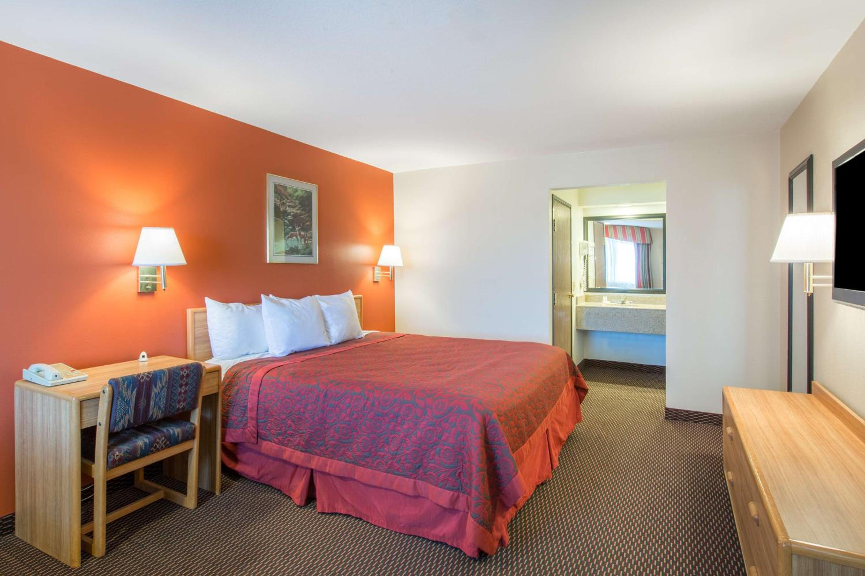 King Room - Non-Smoking - Photo 2