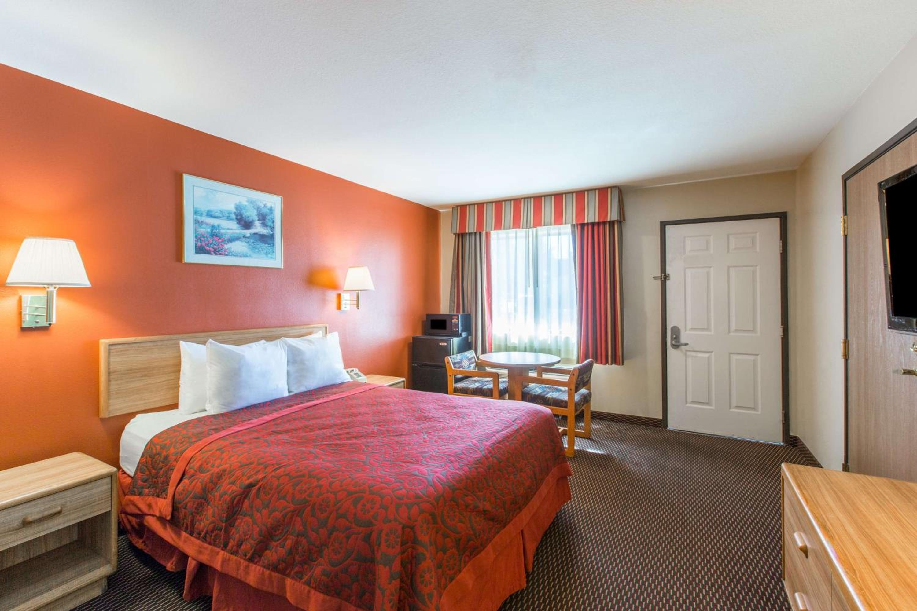Queen Room - Non-Smoking - Photo 1