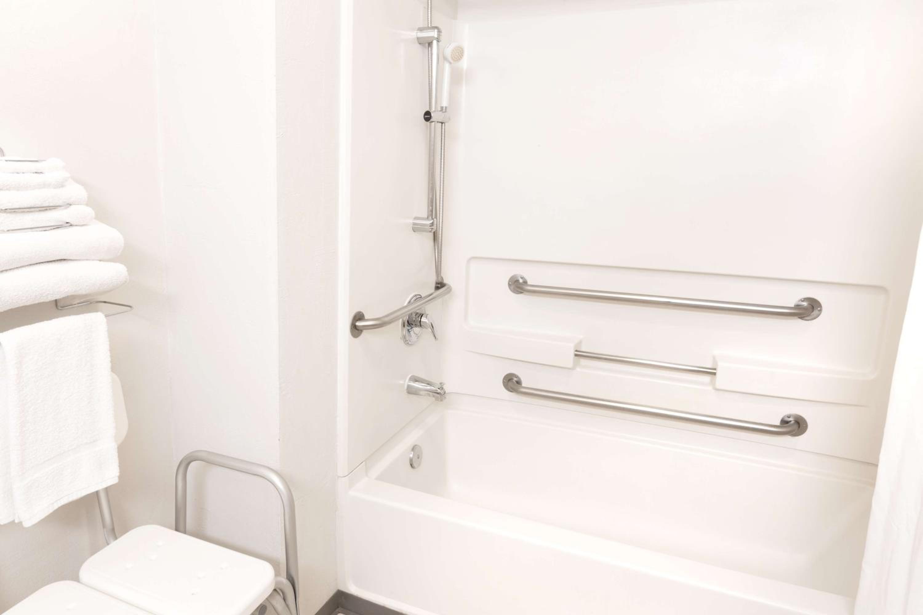 Queen Room - Disability Access - Non-Smoking - Photo 6