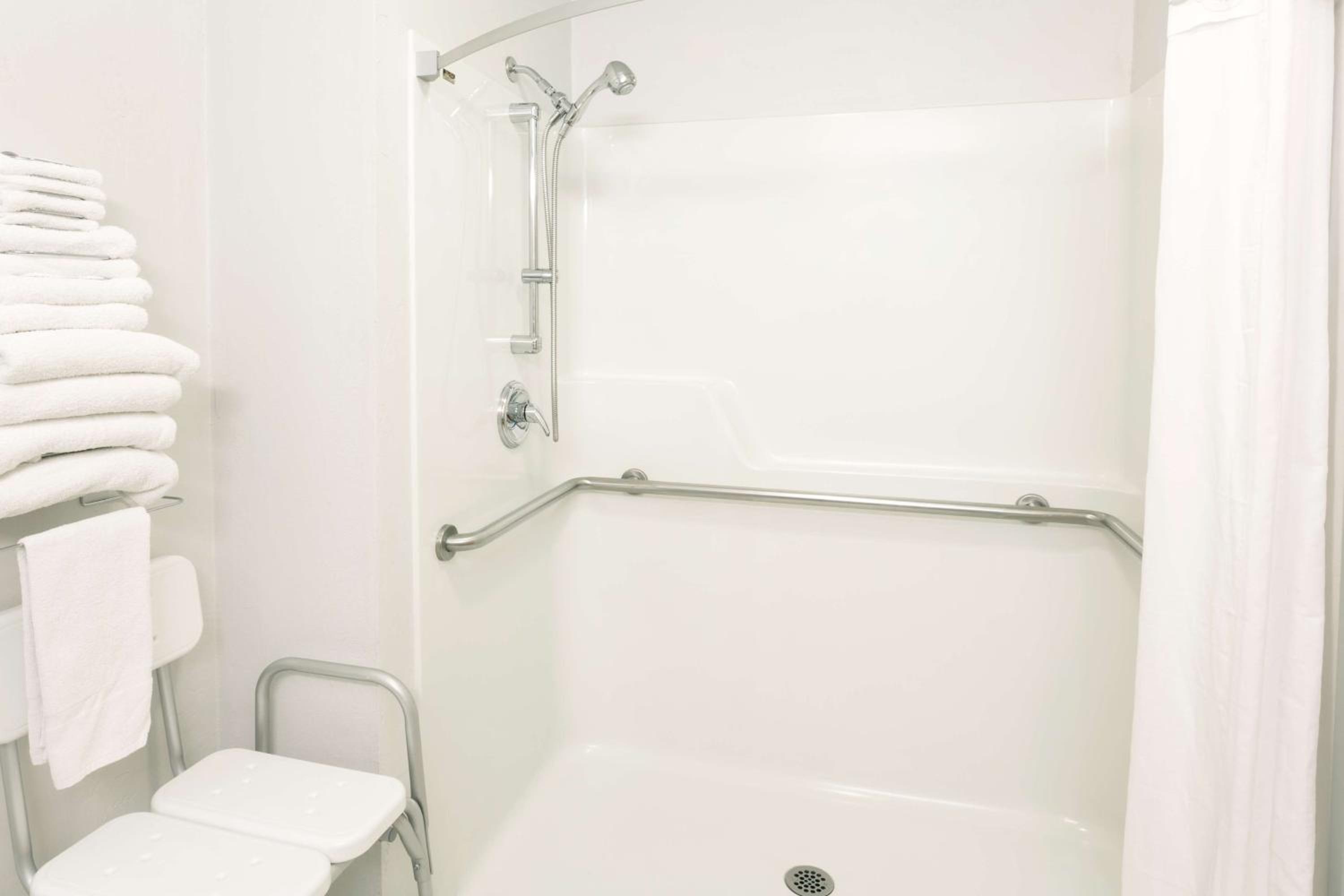 Deluxe Queen Room with Two Queen Beds -Disability Access - Non-Smoking - Photo 4