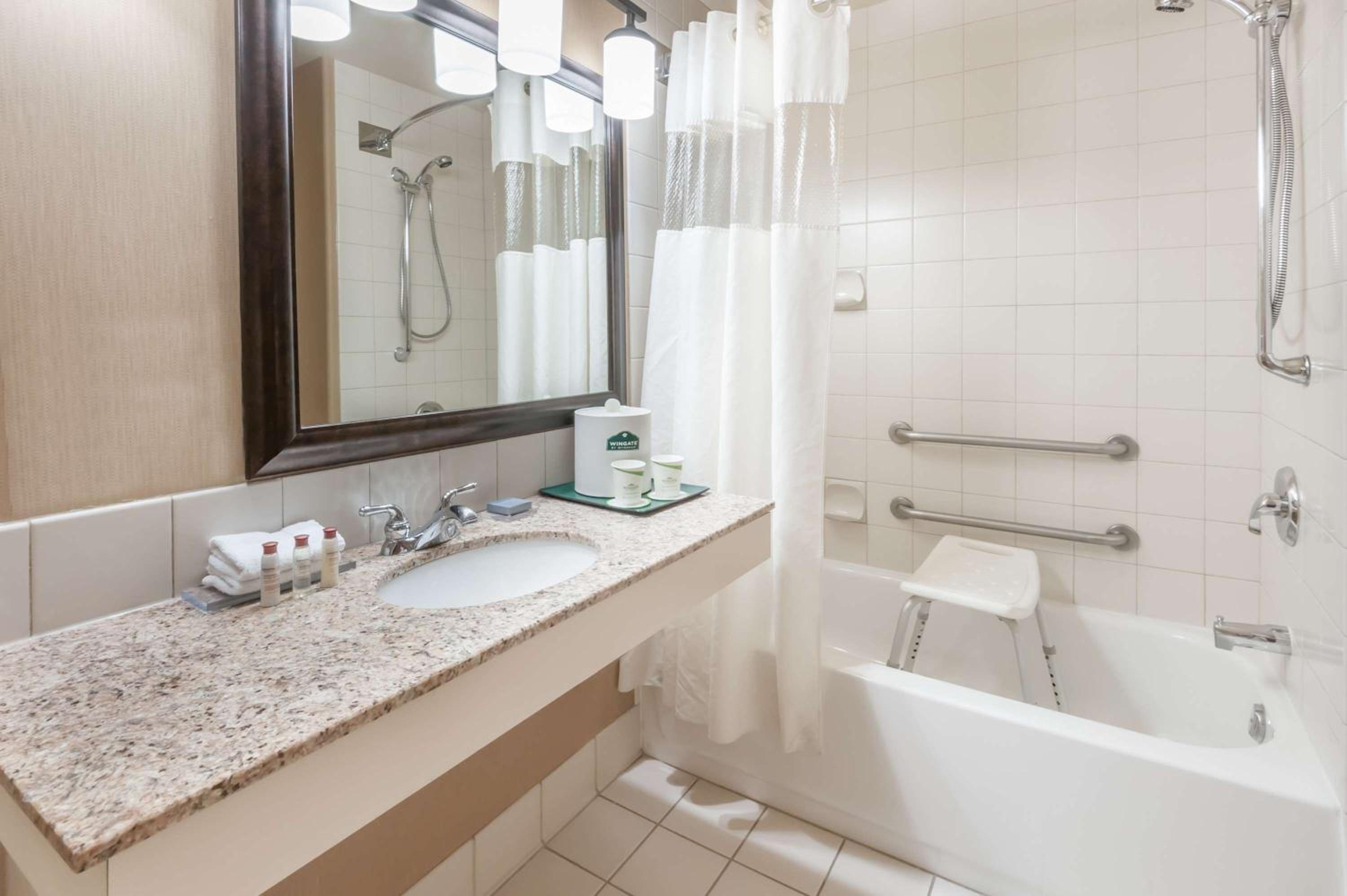 Queen Room - Disability Access - Photo 3