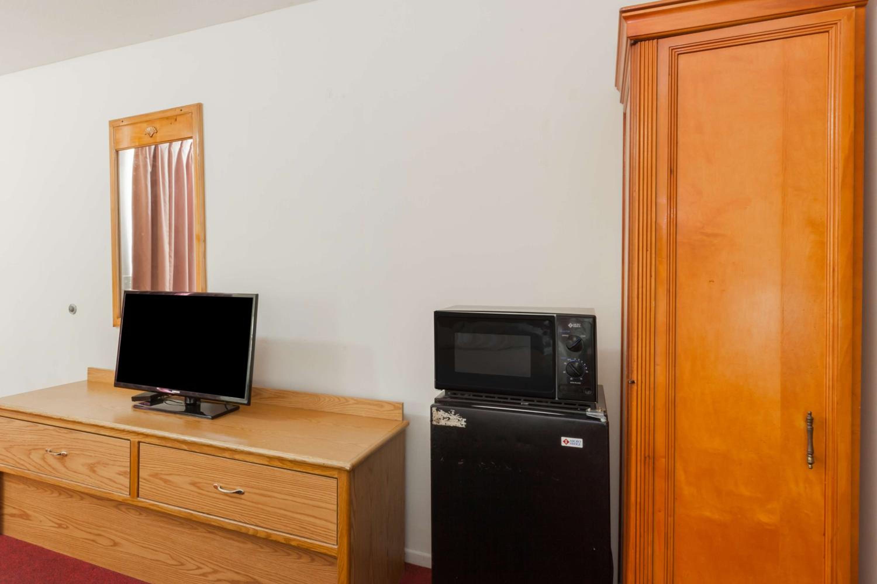 Queen Room with Two Queen Beds - Non-Smoking - Photo 2