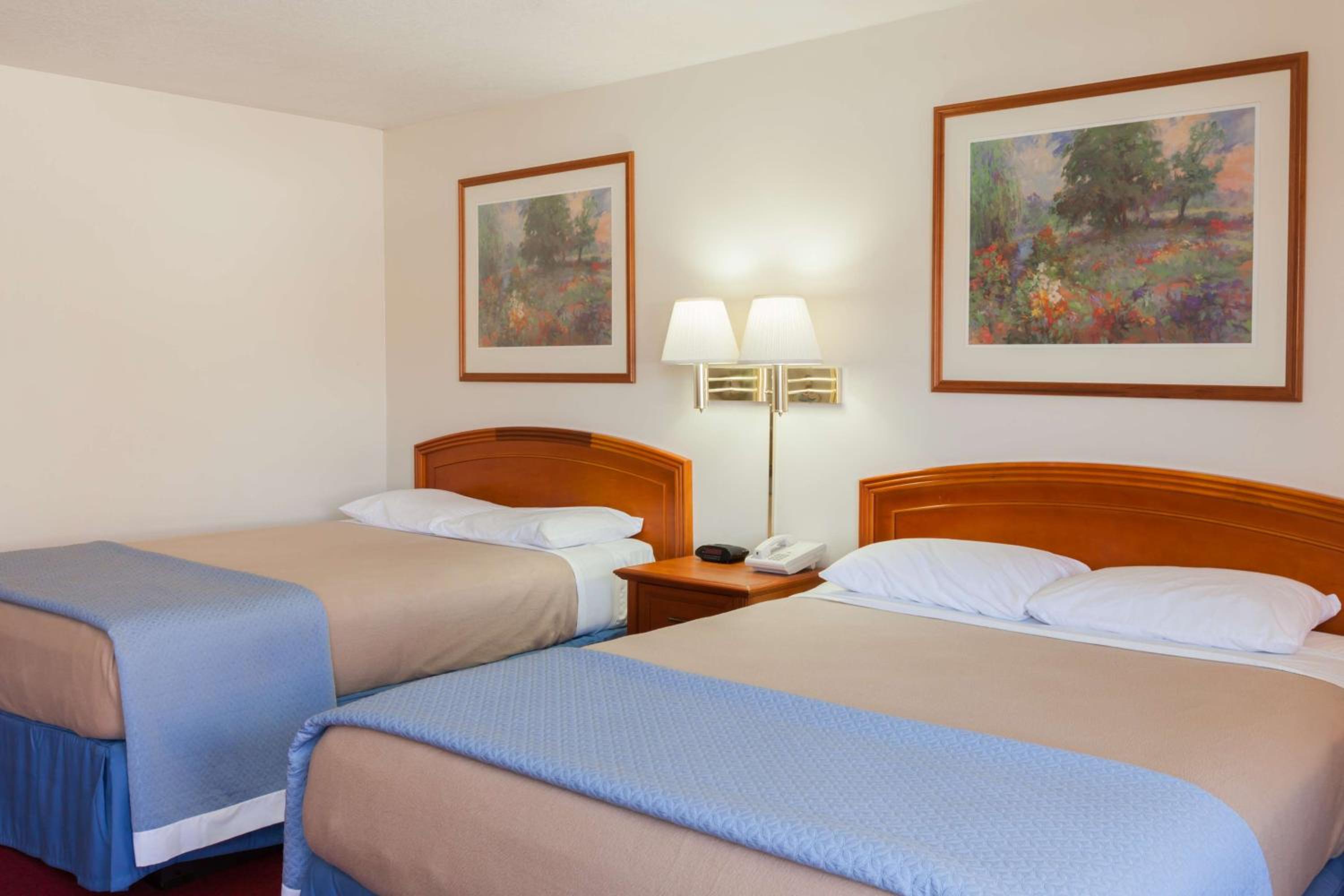 Queen Room with Two Queen Beds - Non-Smoking - Photo 1
