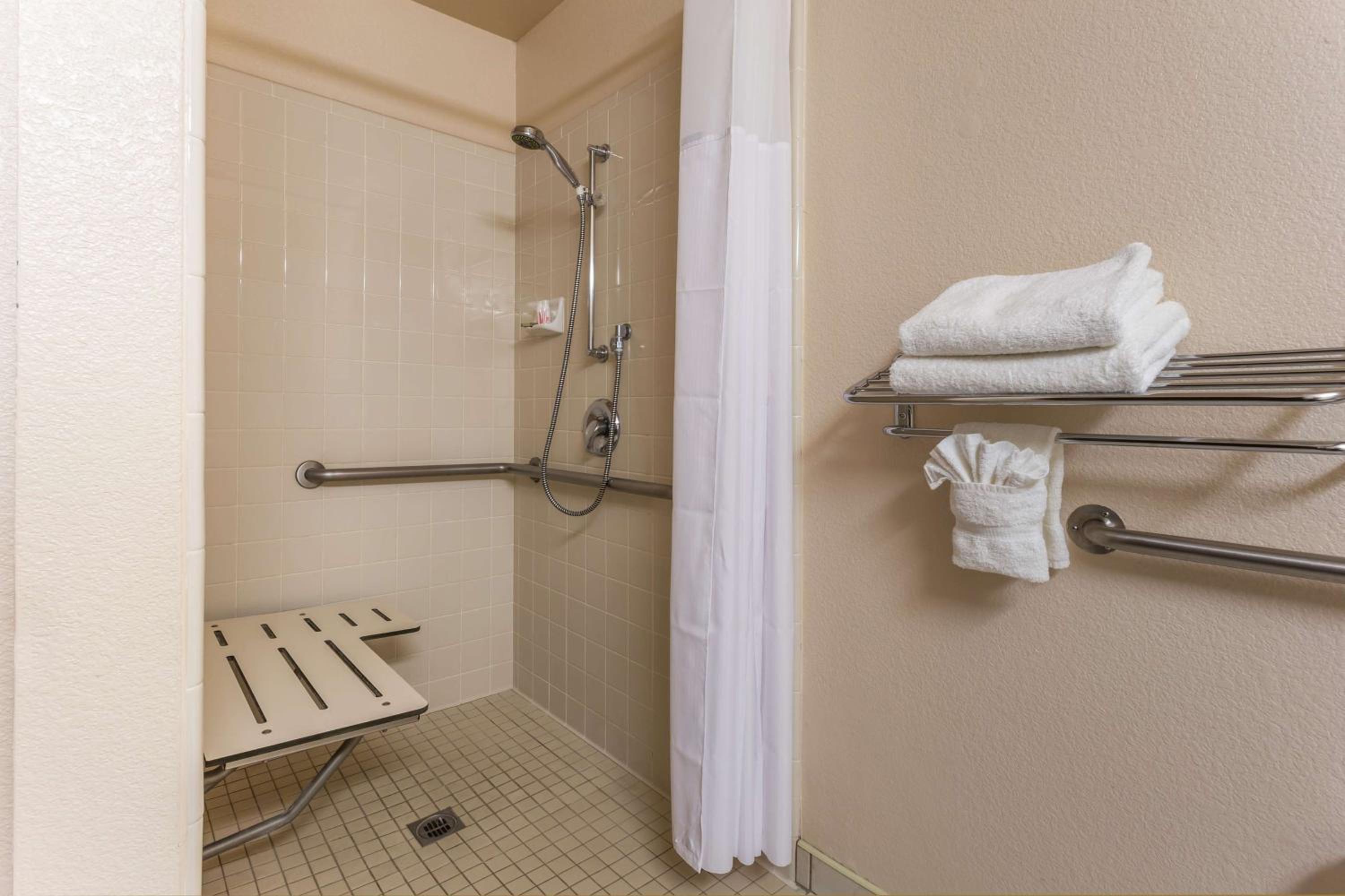 Queen Room - Mobility Access/Non-Smoking photo 3