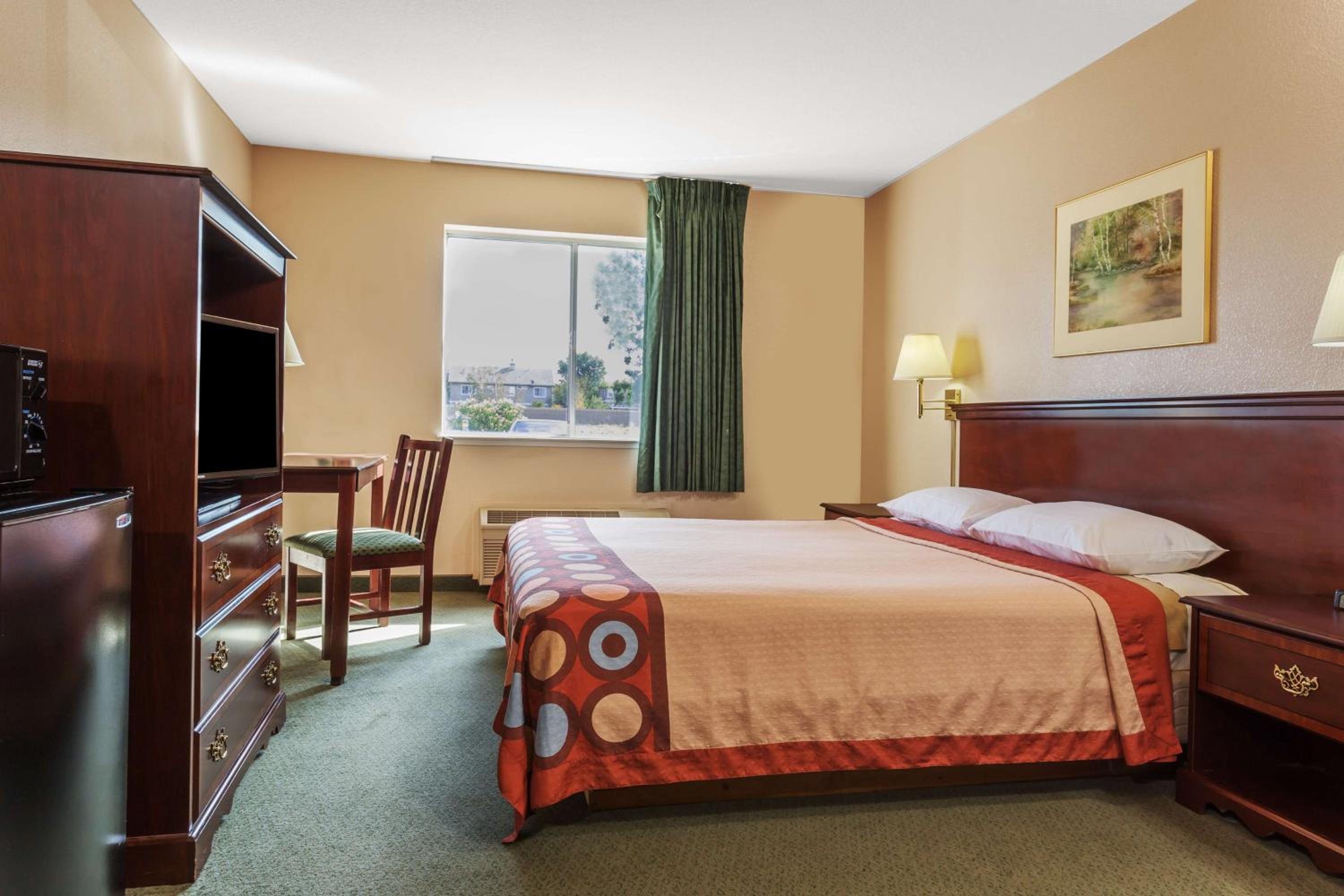 King Room - Non-Smoking - Photo 4