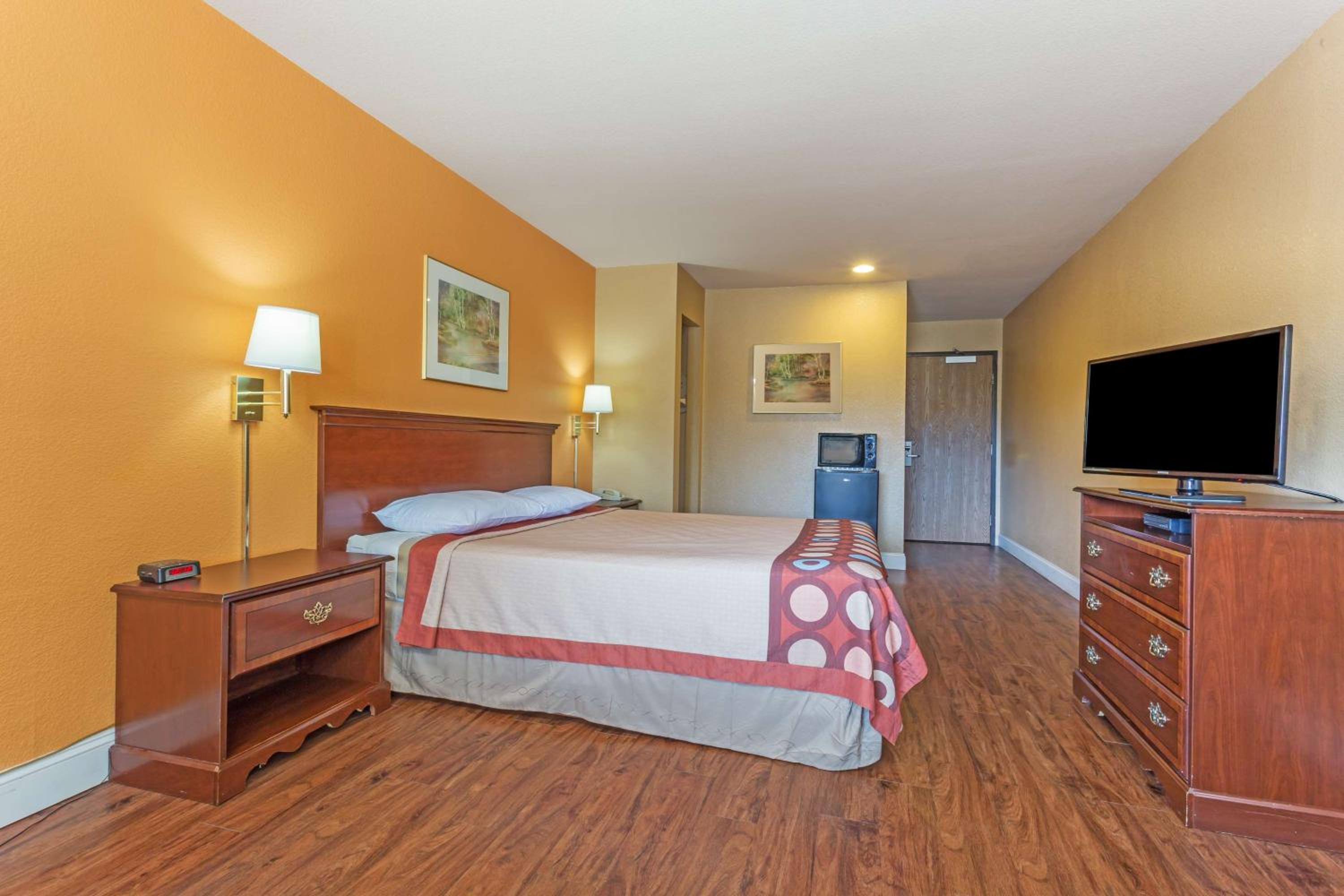 King Room - Non-Smoking - Photo 5