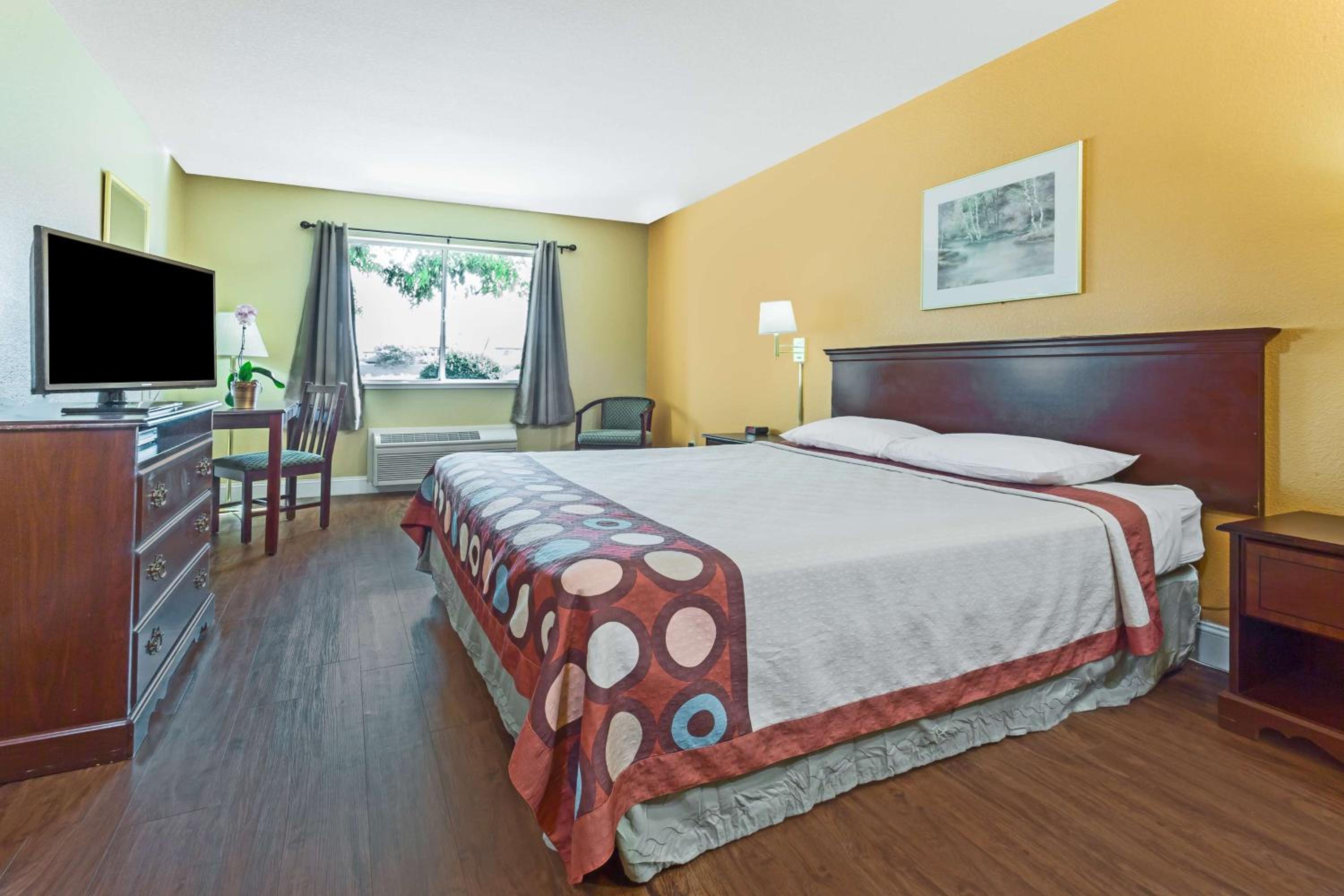 King Room - Non-Smoking - Photo 2