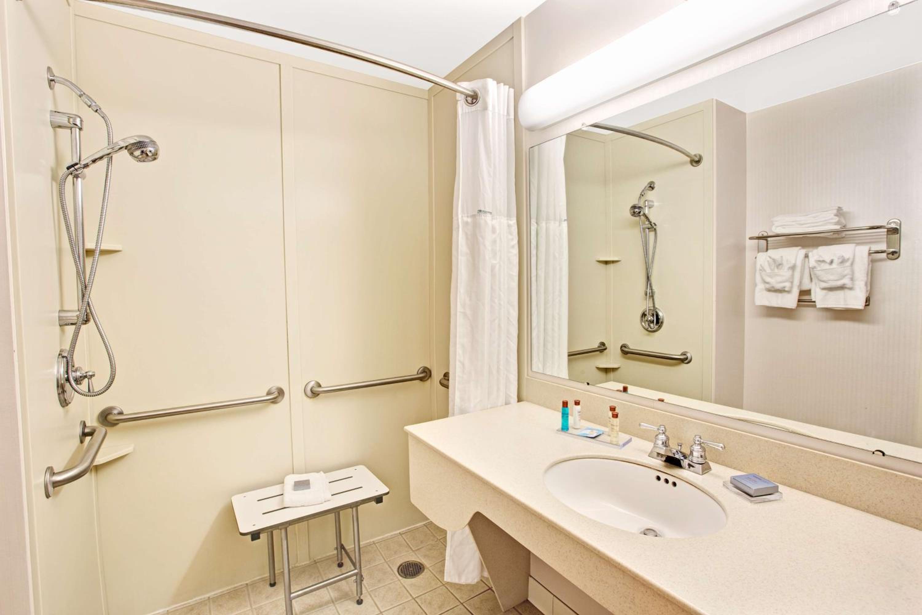 Queen Room with Two Queen Beds and Bath Tub - Mobility Accessible/Non-Smoking - Photo 2