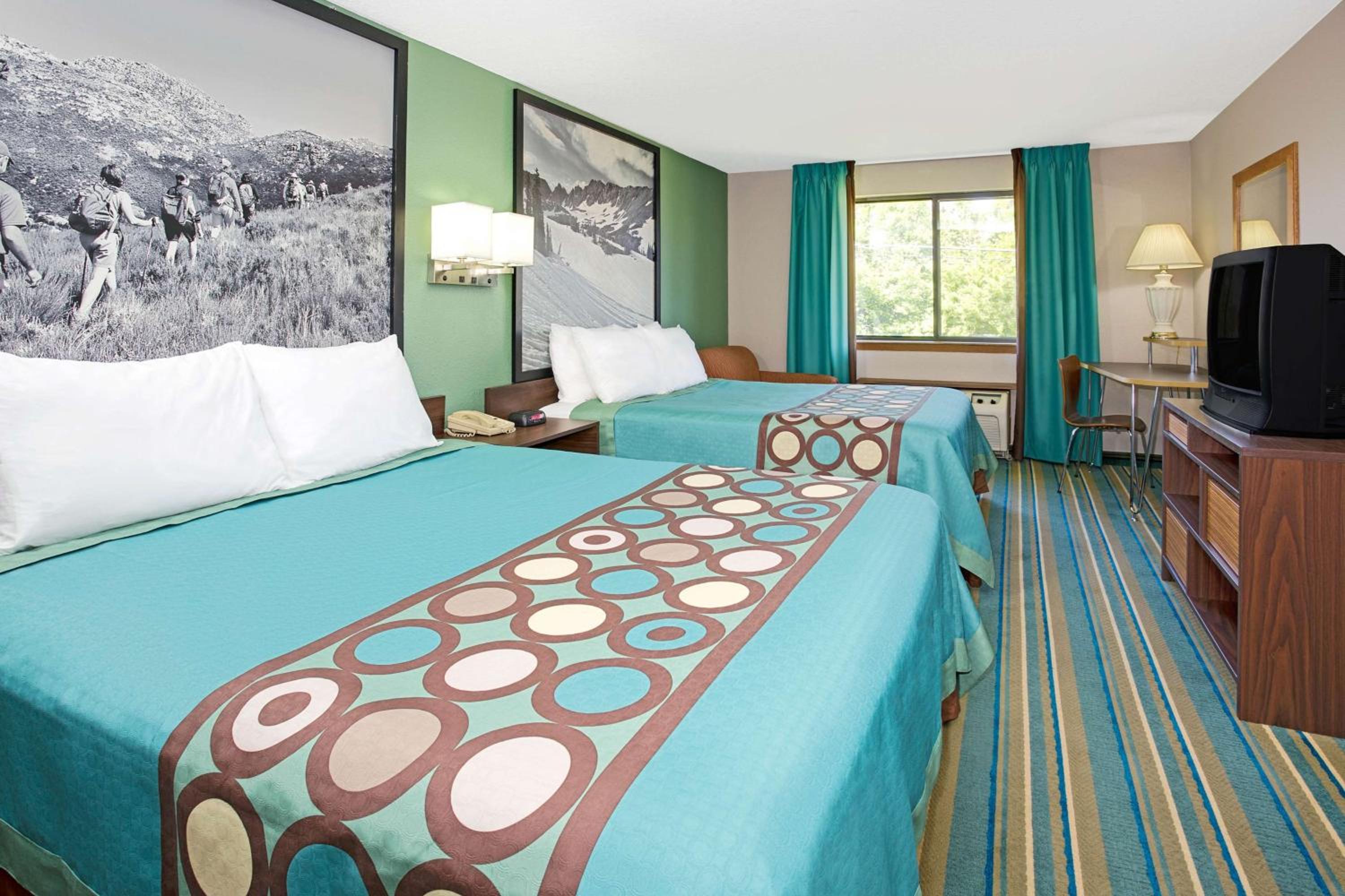 Queen Room with Two Queen Beds - Non-Smoking - Photo 4